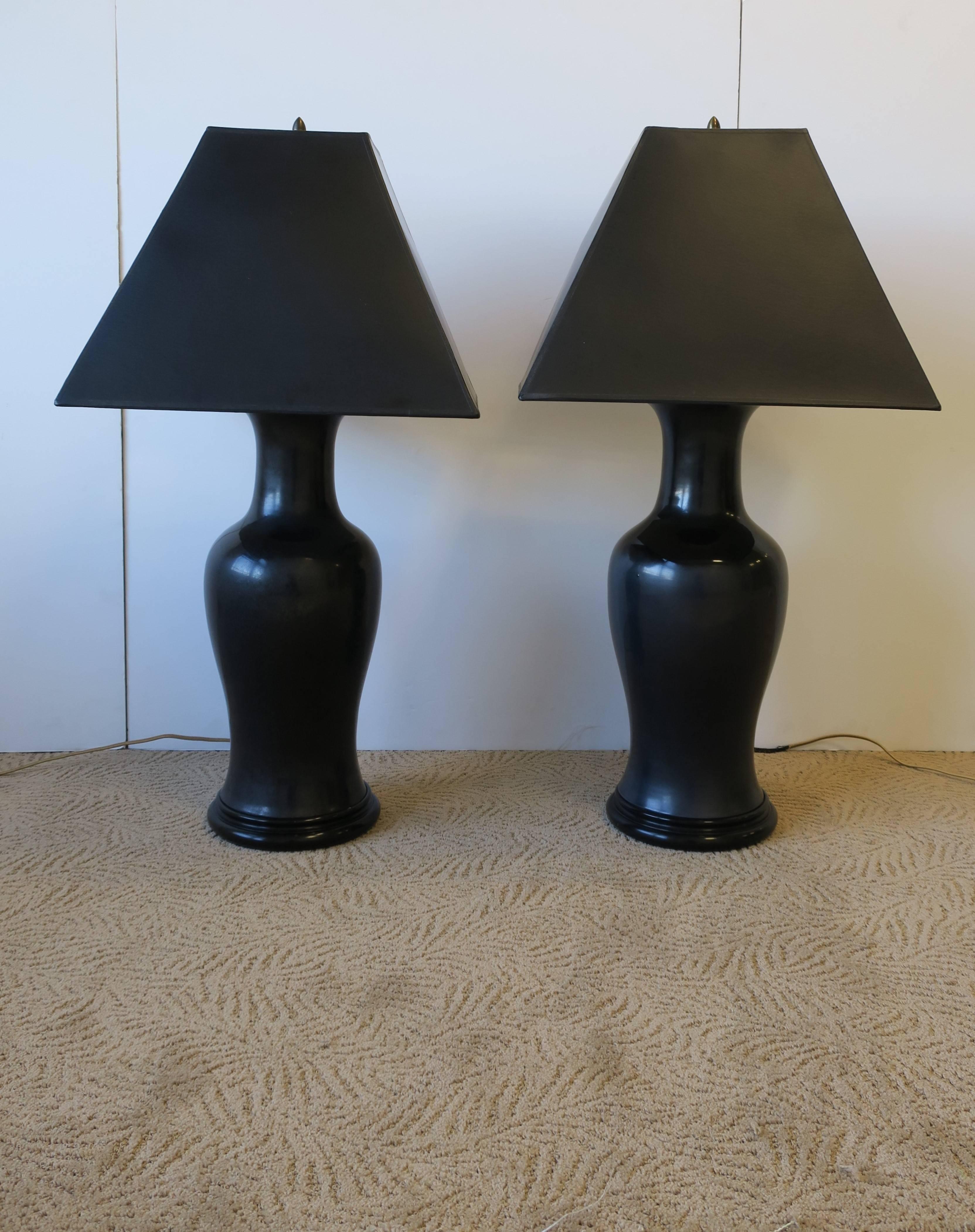 Chinoiserie Black Ginger Jar Ceramic Pottery and Brass Table Lamps, Pair For Sale