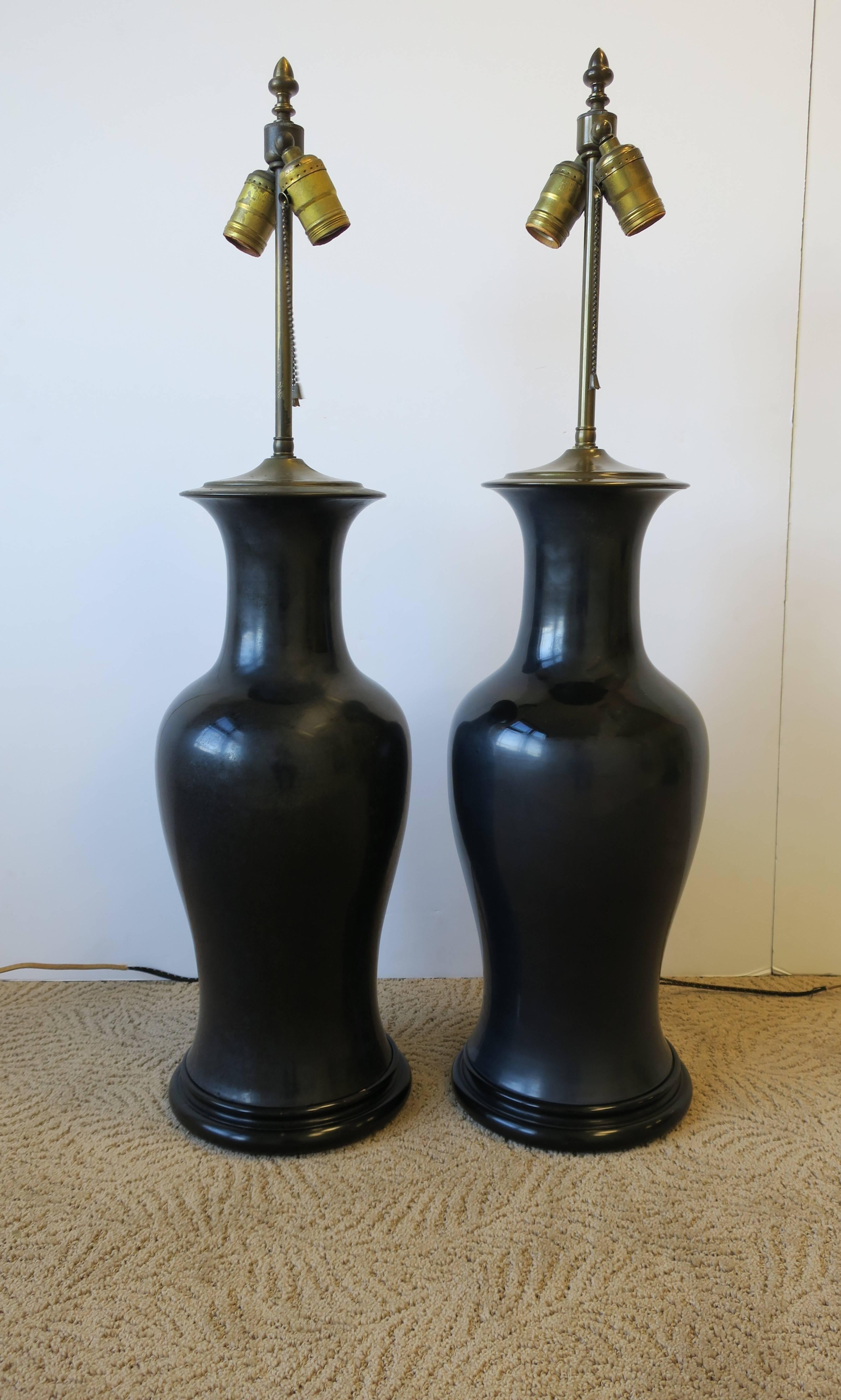 Black Ginger Jar Ceramic Pottery and Brass Table Lamps, Pair In Good Condition For Sale In New York, NY