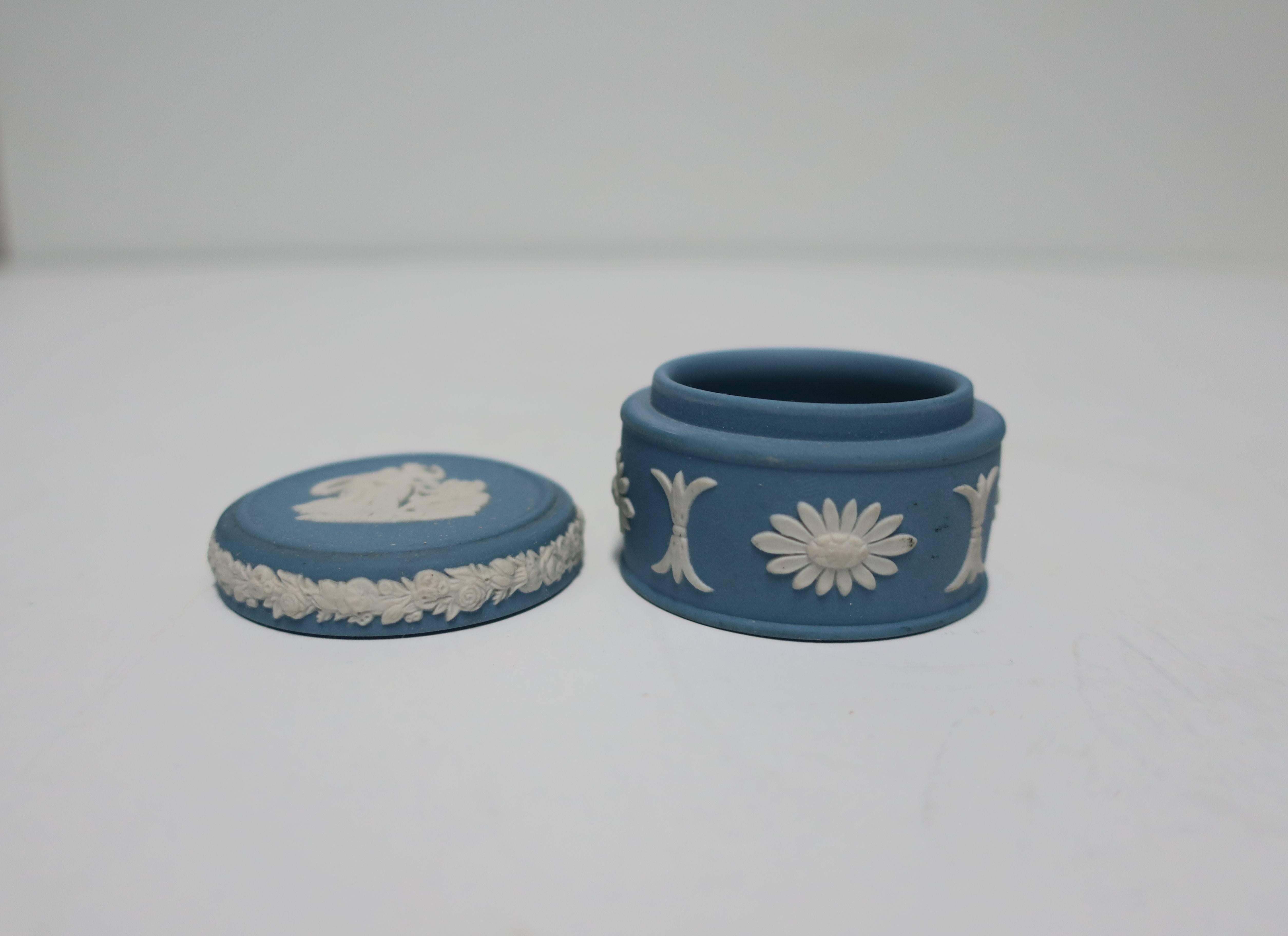 Blue and White Wedgwood Jasperware English Jewelry Box, England In Excellent Condition In New York, NY