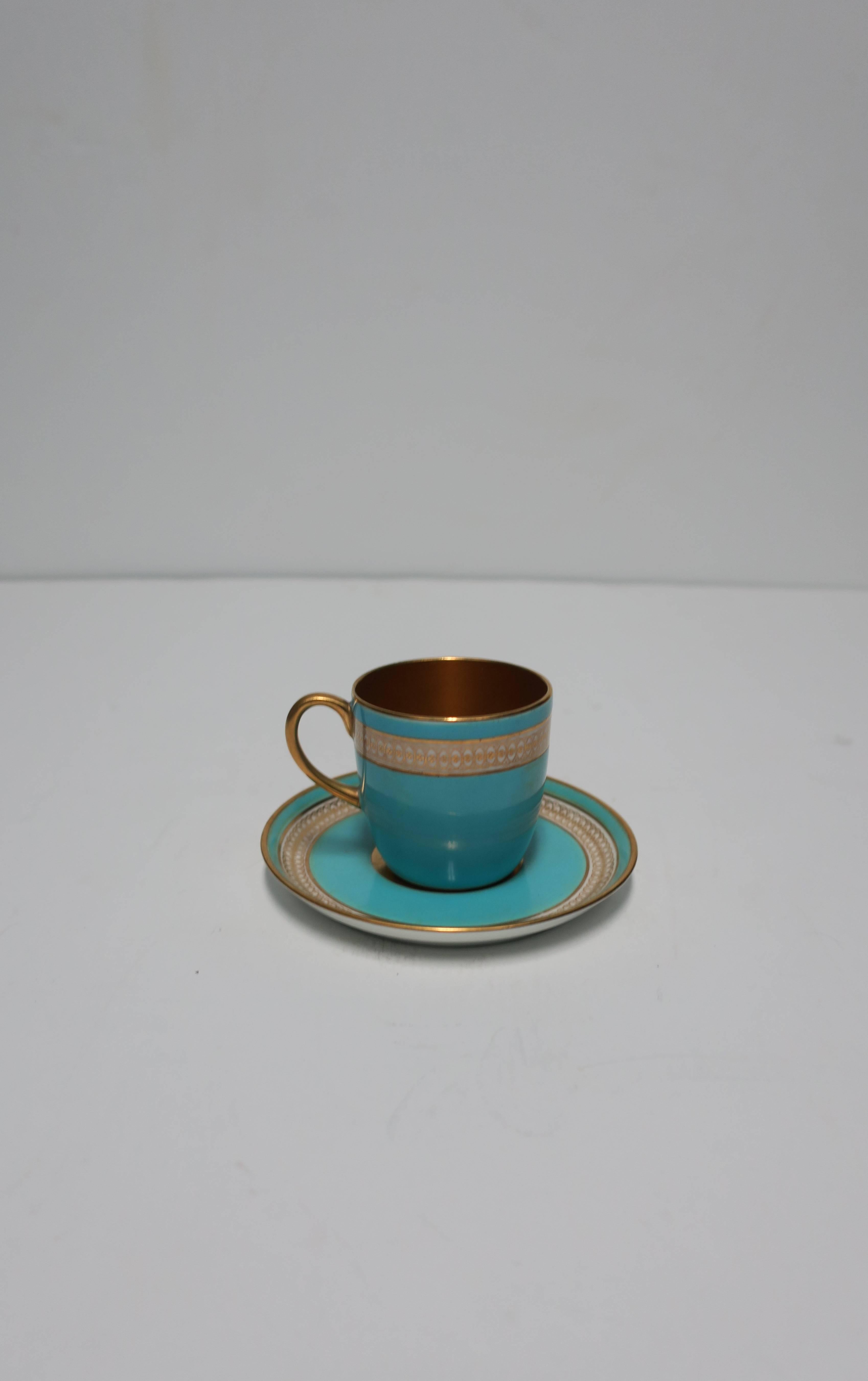 English 24-Karat Gold, Blue and White Espresso Coffee Cup  In Excellent Condition In New York, NY