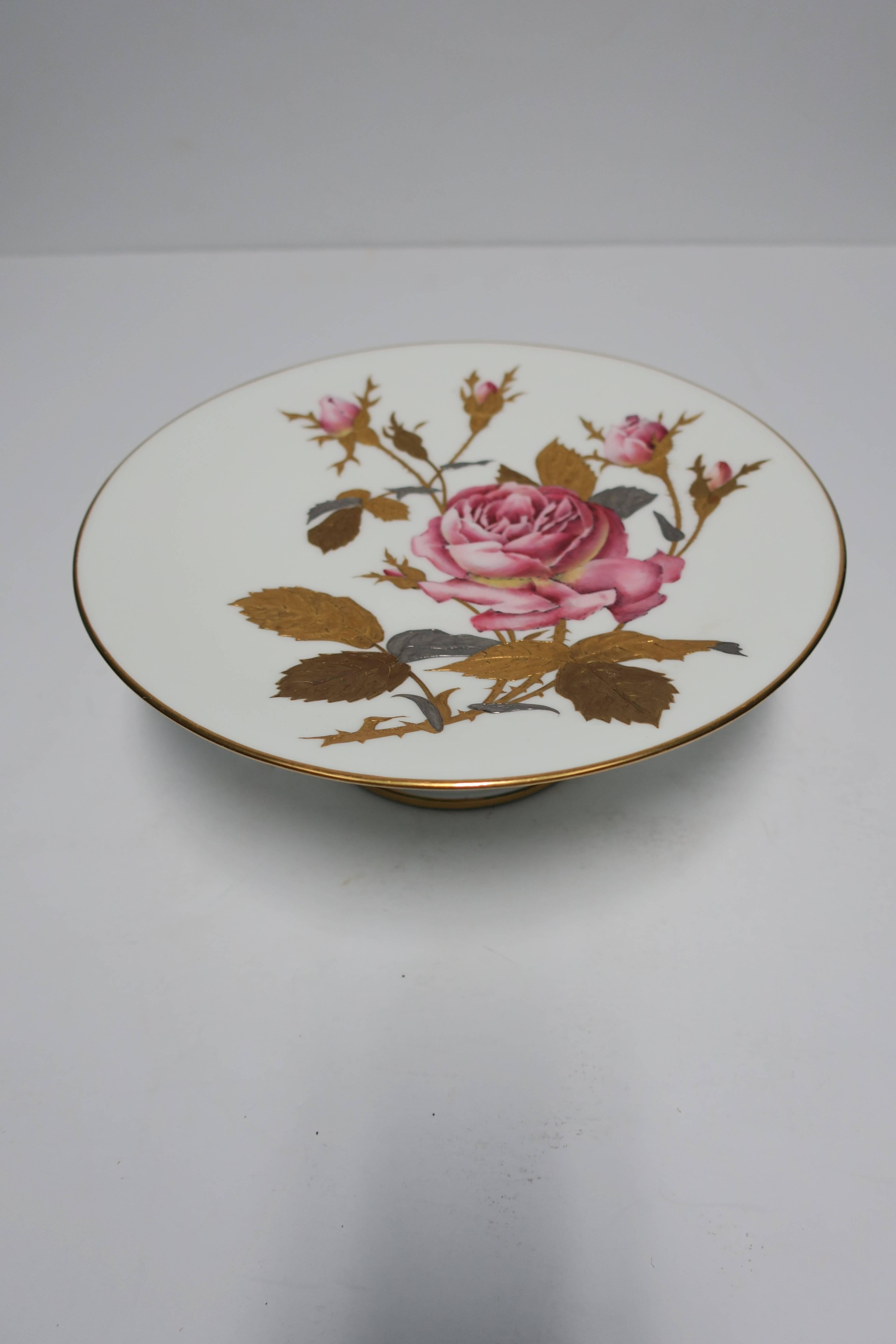 Europäischer Dessertteller aus weißem Porzellan mit rosa Rosen und goldenen Blättern (Deutsch) im Angebot