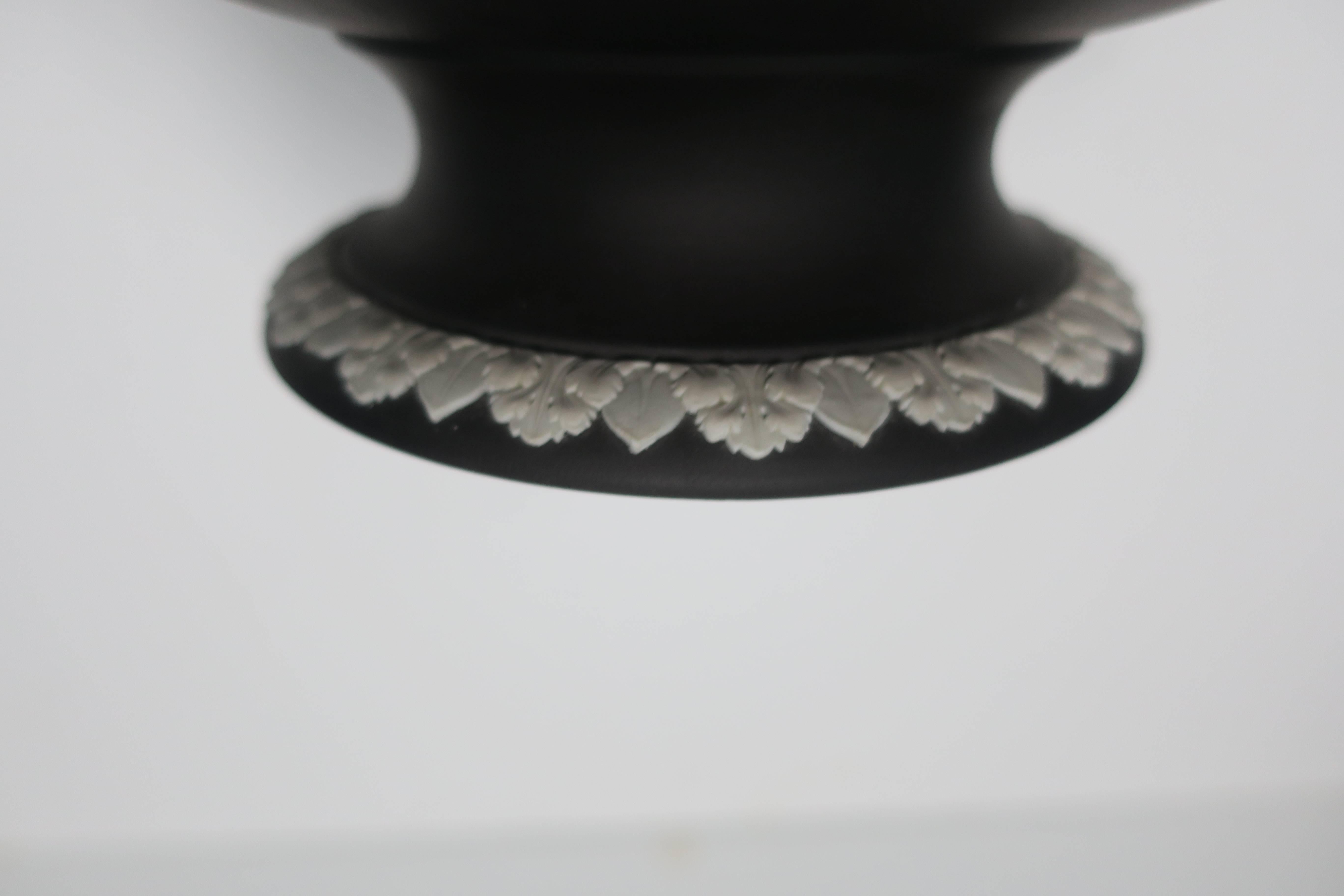 Black and White Basalt Wedgwood Jasperware Urn or Centerpiece Bowl In Good Condition In New York, NY