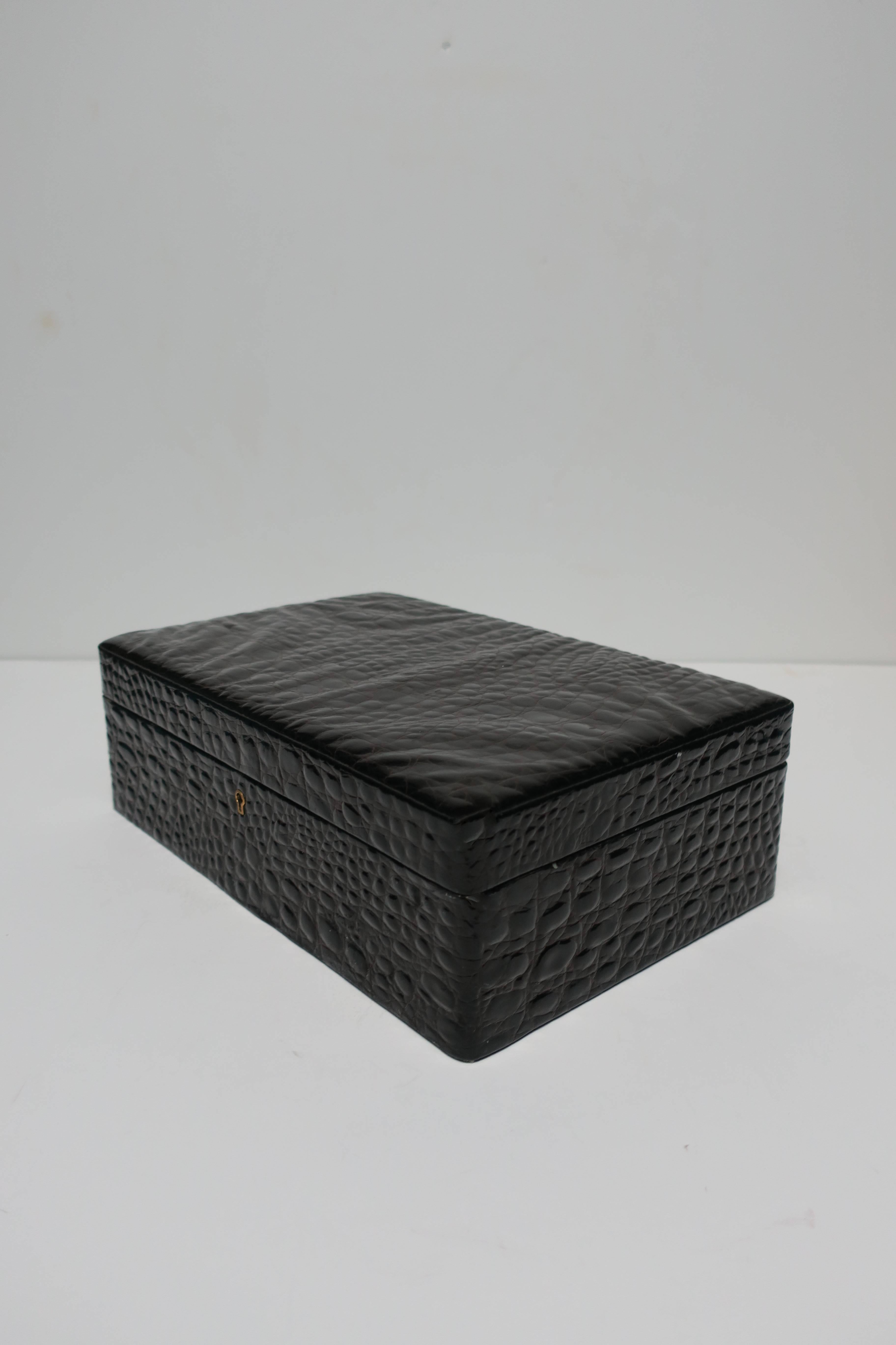 Beautiful Vintage Jewelry Box in Faux Crocodile 4