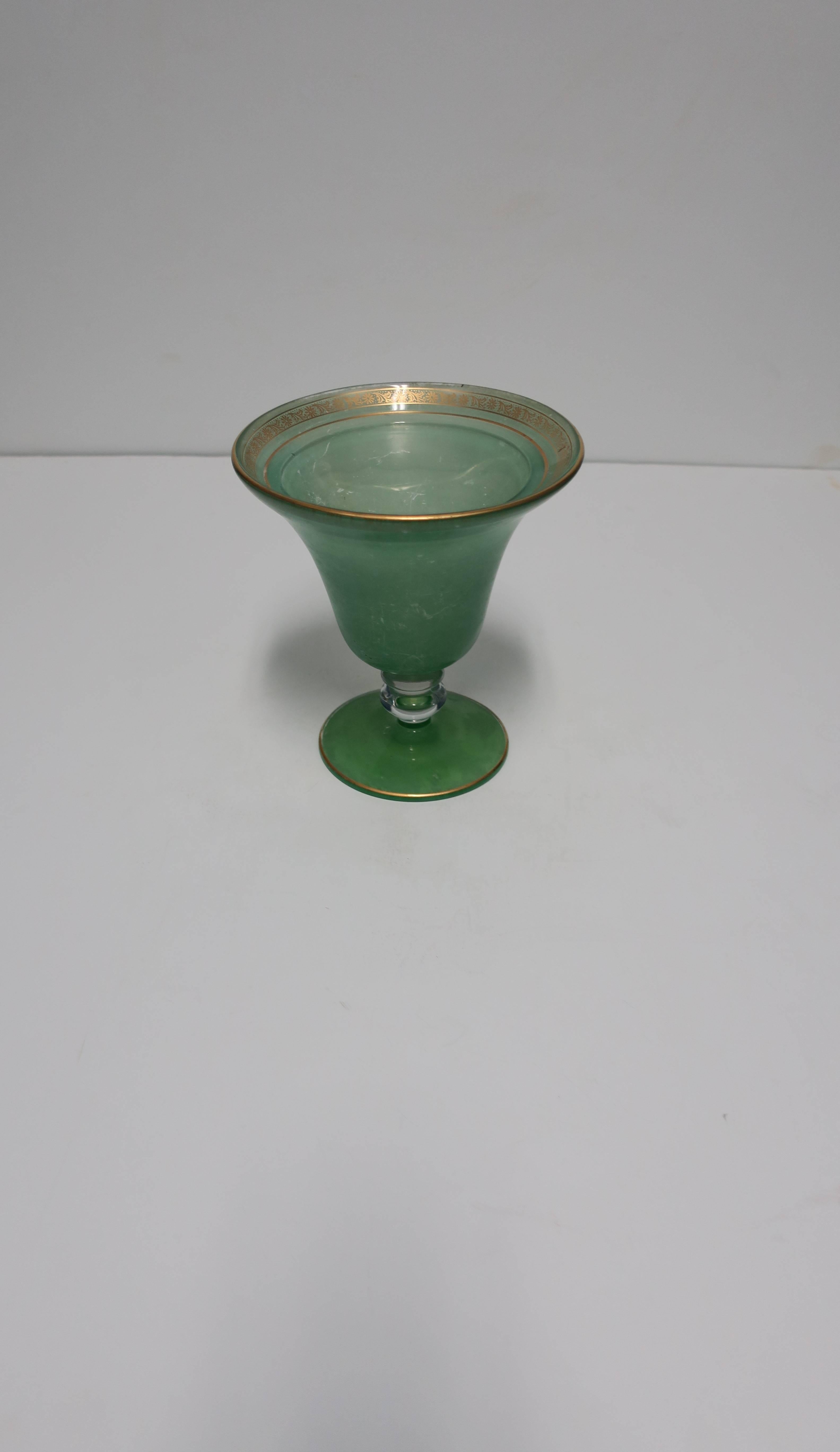 Green and Gold Glass Urn Vase In Good Condition In New York, NY
