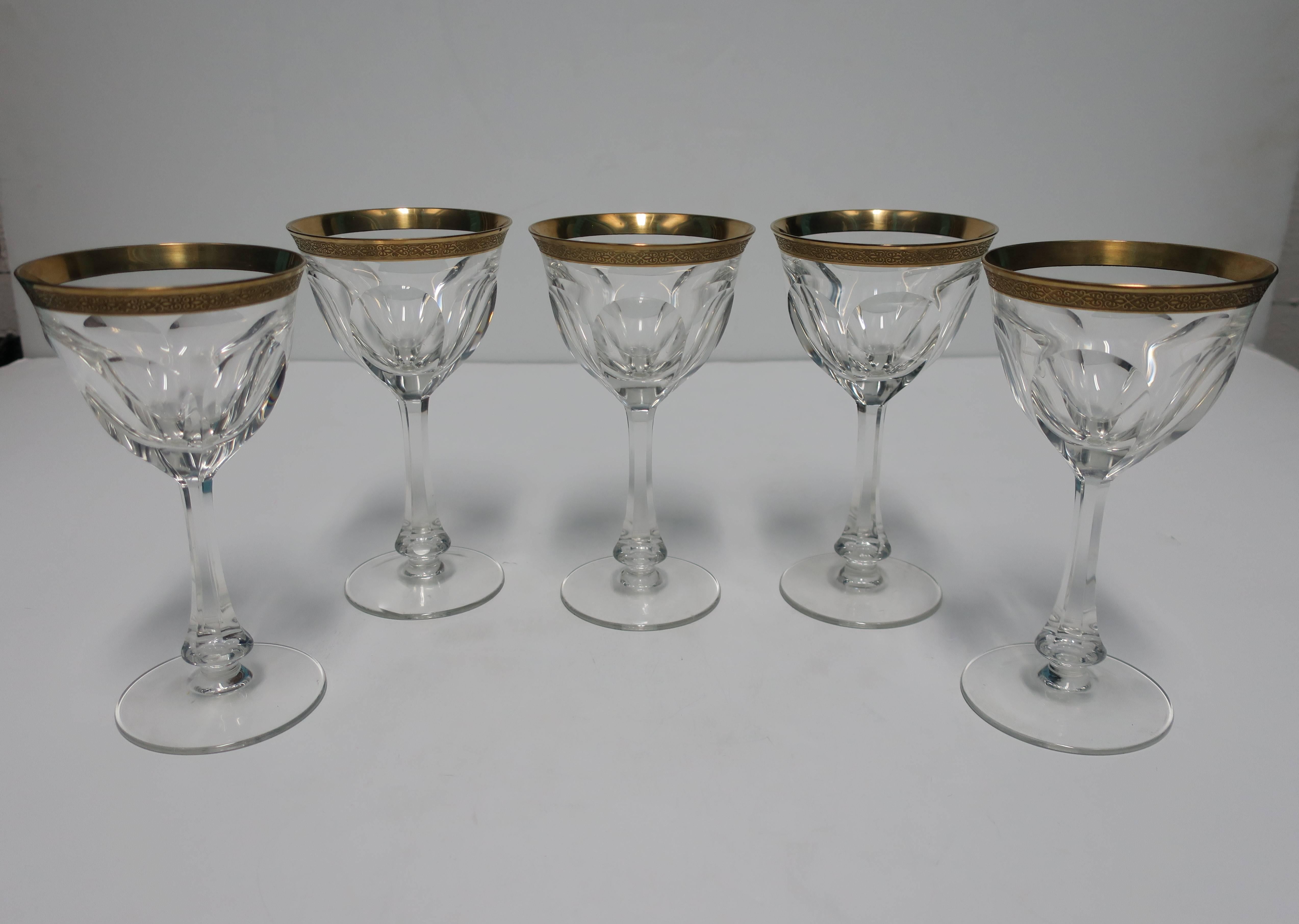 A beautiful set of five vintage faceted substantial crystal glass wine or water goblets with a heavy gold embossed decorative gilded rim, in the style of Baccarat, circa early to Mid-Century 20th Century. 

Each measure 7 in. H

Set of five