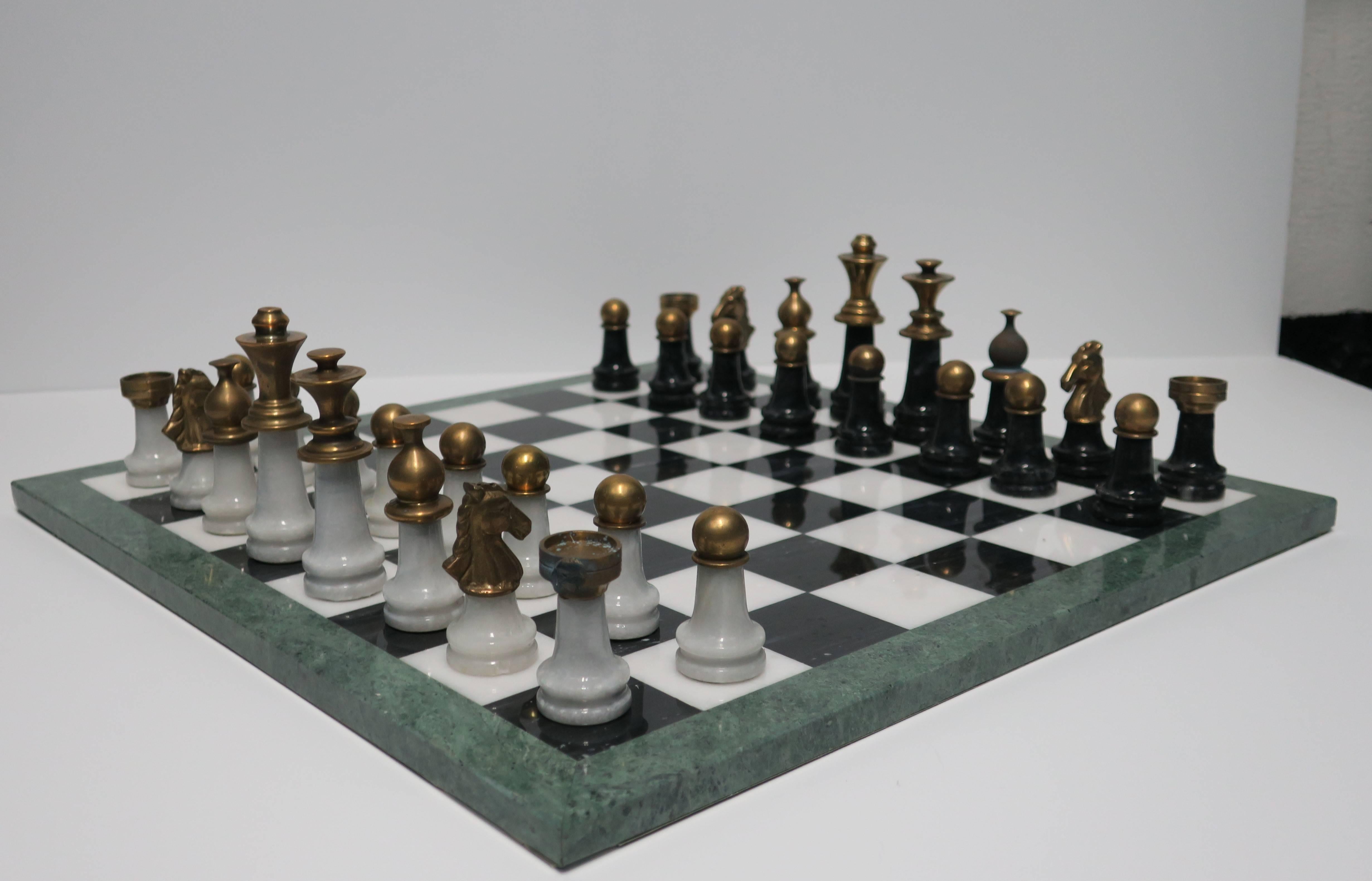 Modern Italian Black and White Marble and Brass Chess Game Set In Excellent Condition In New York, NY
