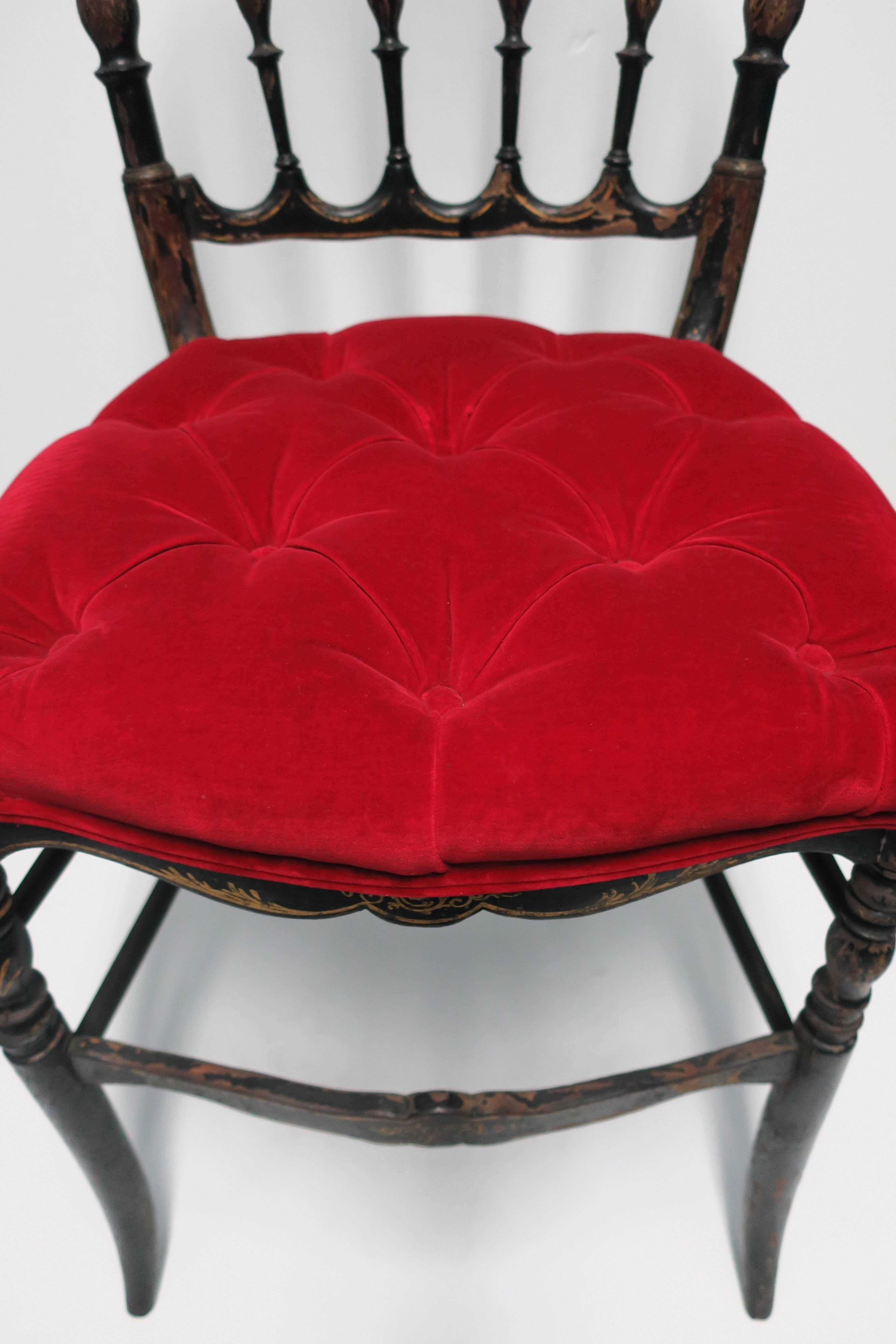 Englischer Chiavari-Stuhl aus schwarzem Holz und rotem Samt im Angebot 2