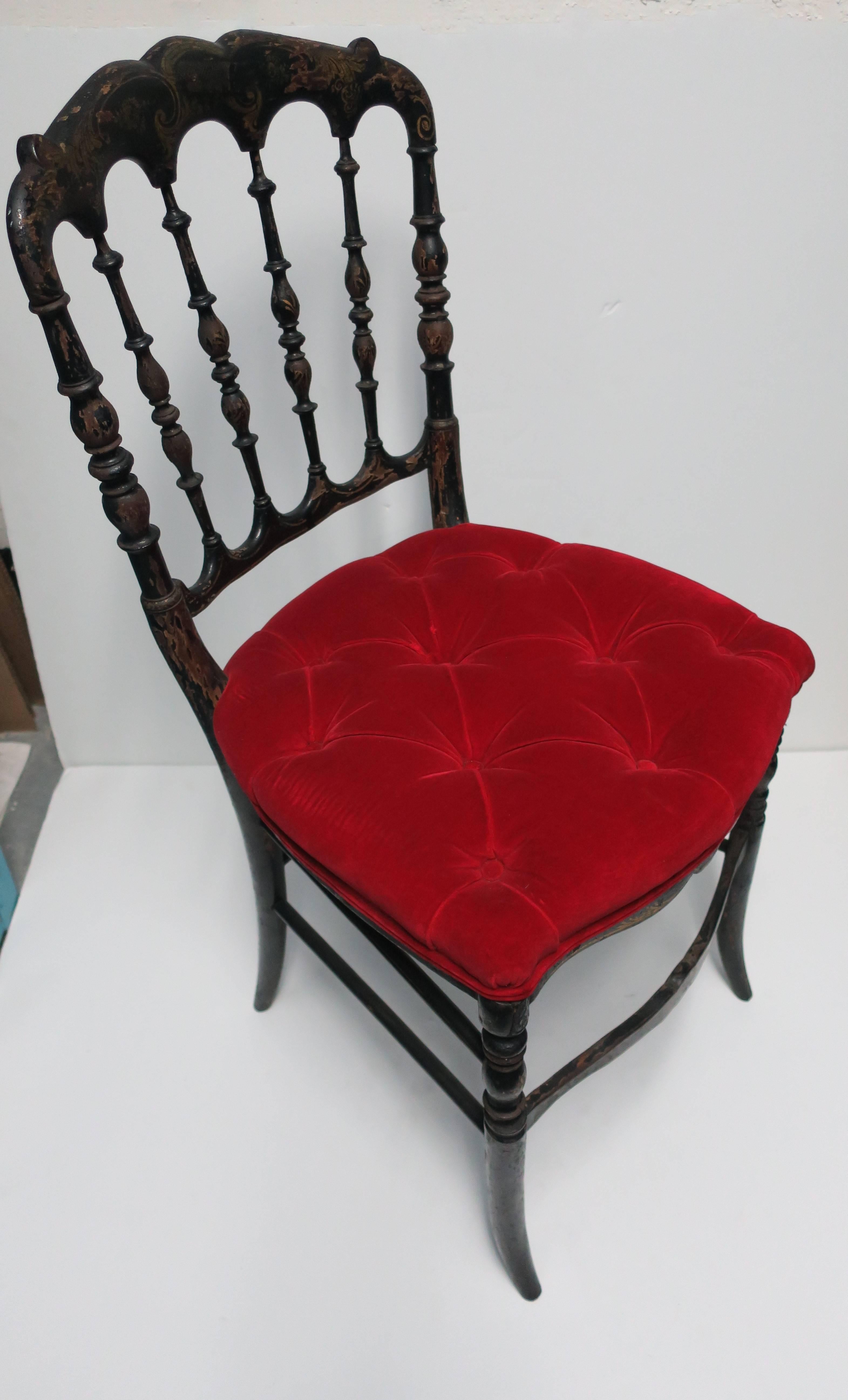 Englischer Chiavari-Stuhl aus schwarzem Holz und rotem Samt (Chinoiserie) im Angebot