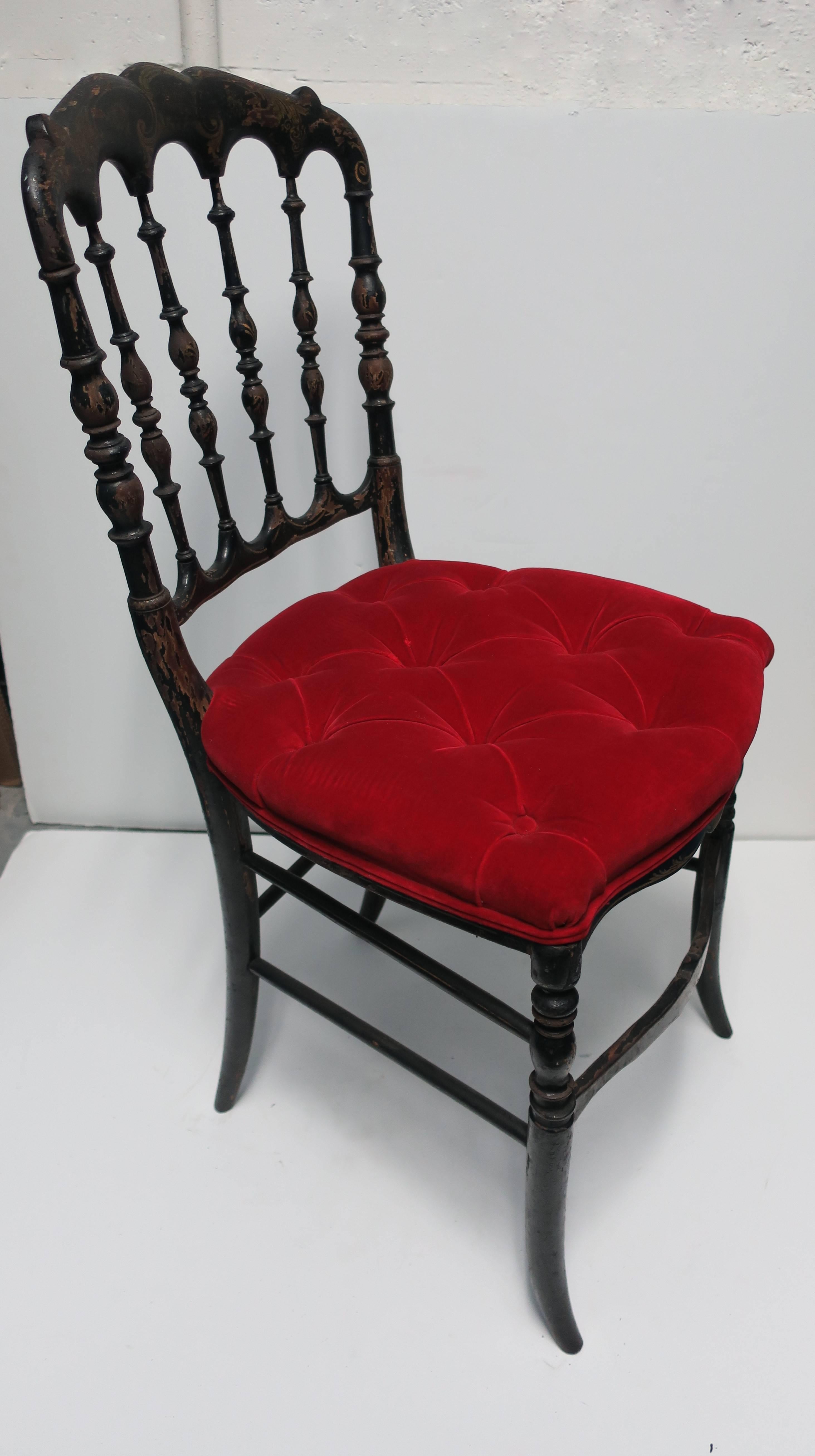 Englischer Chiavari-Stuhl aus schwarzem Holz und rotem Samt (Gemalt) im Angebot