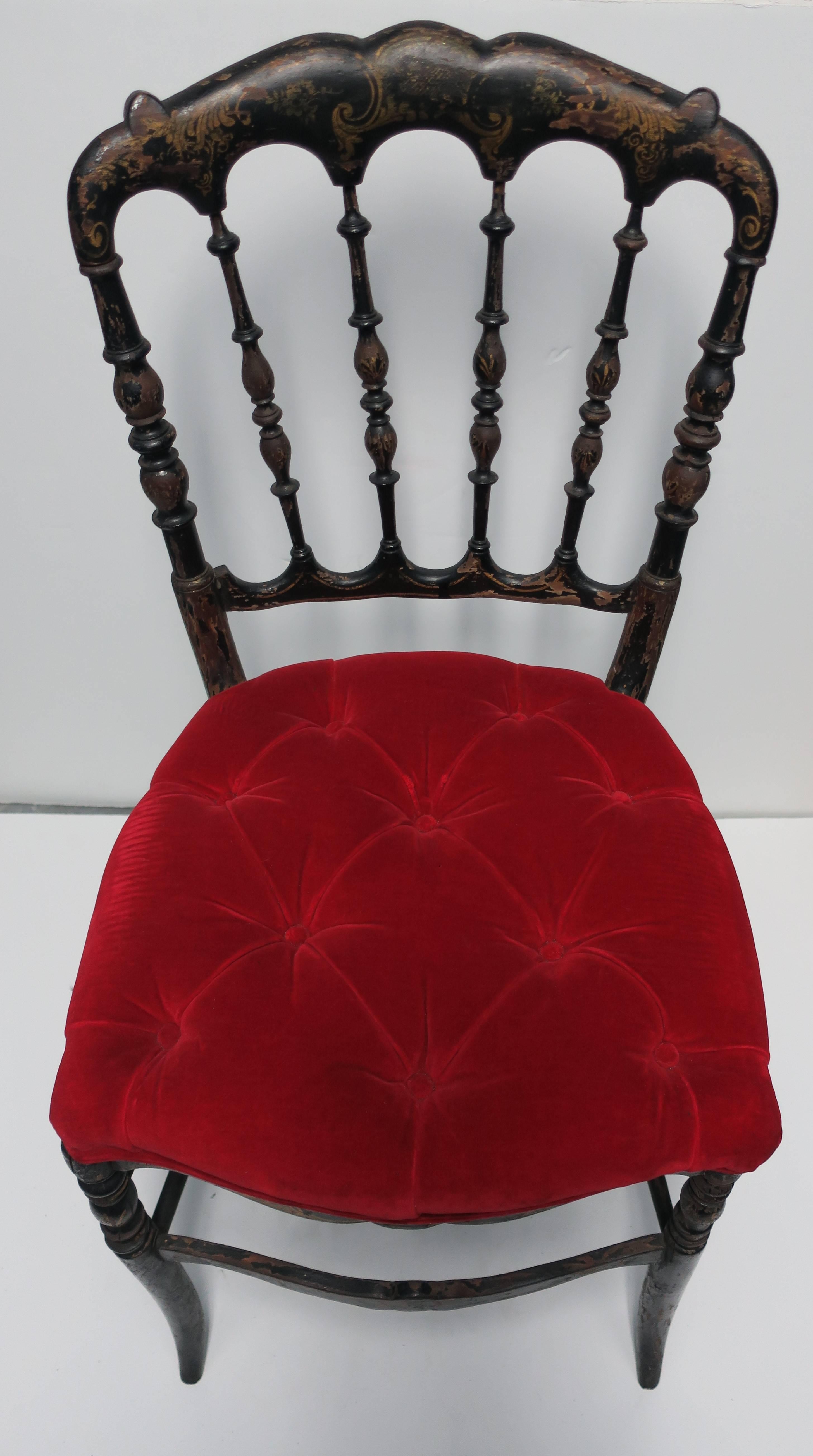 Englischer Chiavari-Stuhl aus schwarzem Holz und rotem Samt im Zustand „Gut“ im Angebot in New York, NY