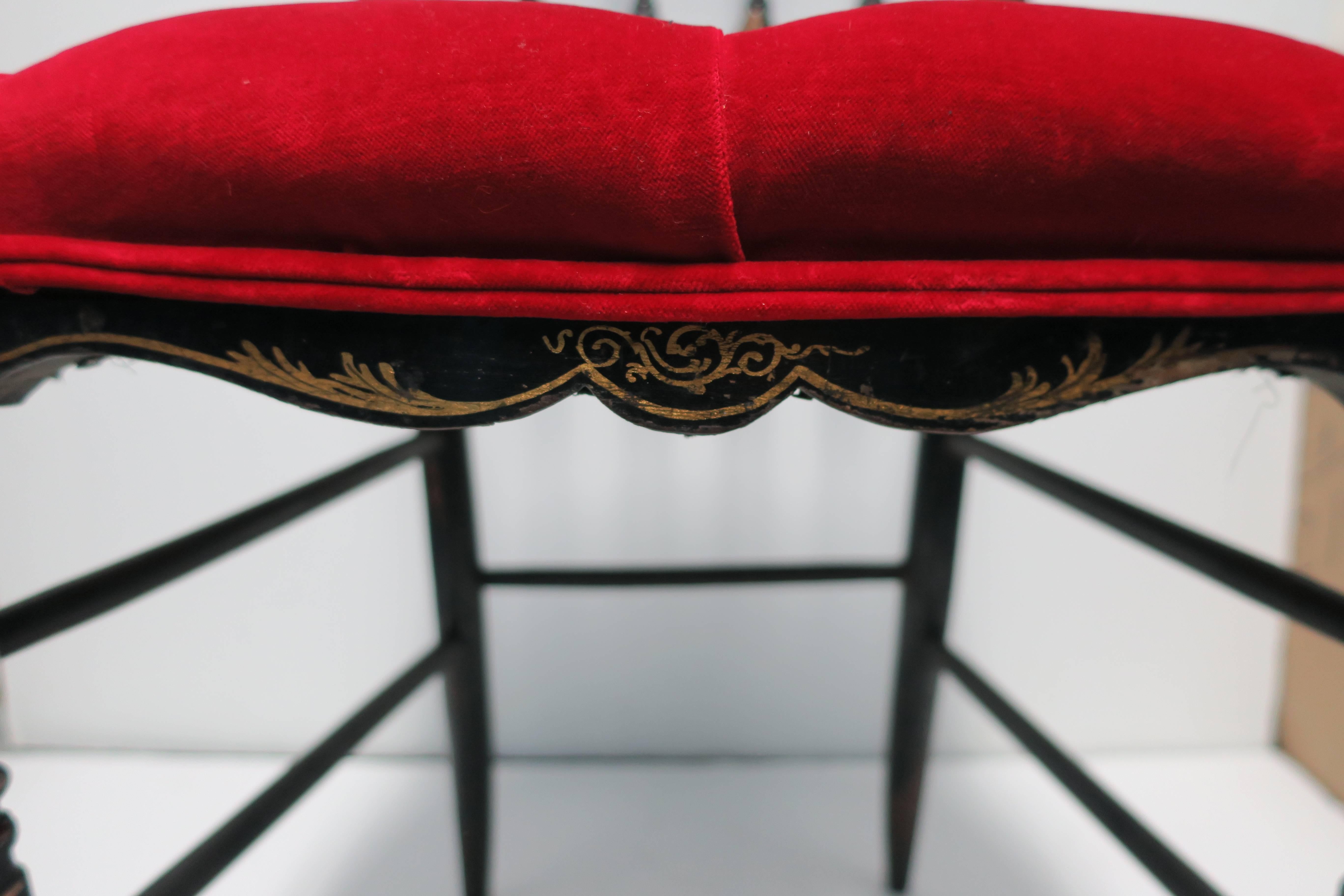 Englischer Chiavari-Stuhl aus schwarzem Holz und rotem Samt im Angebot 3