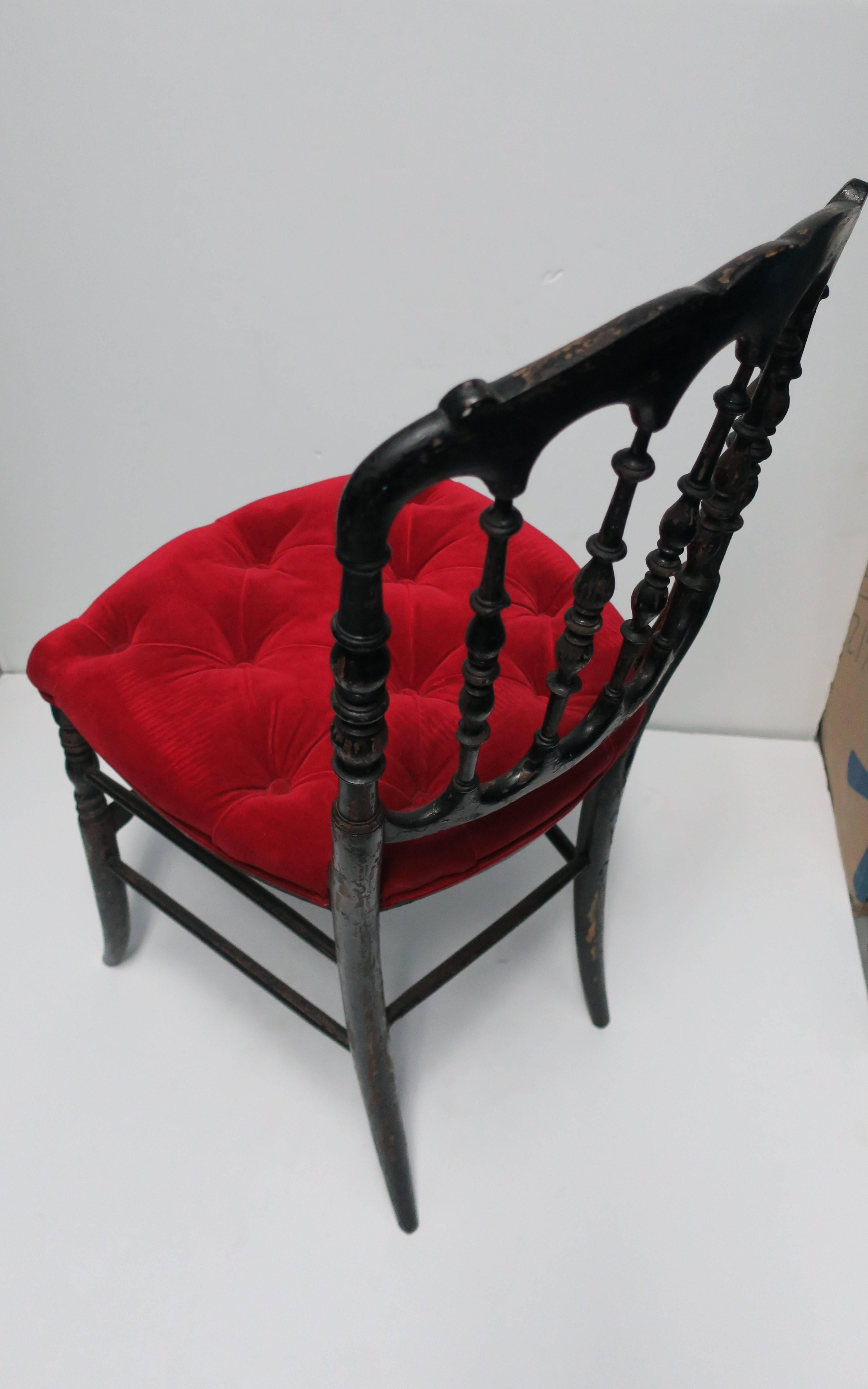 Englischer Chiavari-Stuhl aus schwarzem Holz und rotem Samt im Angebot 5
