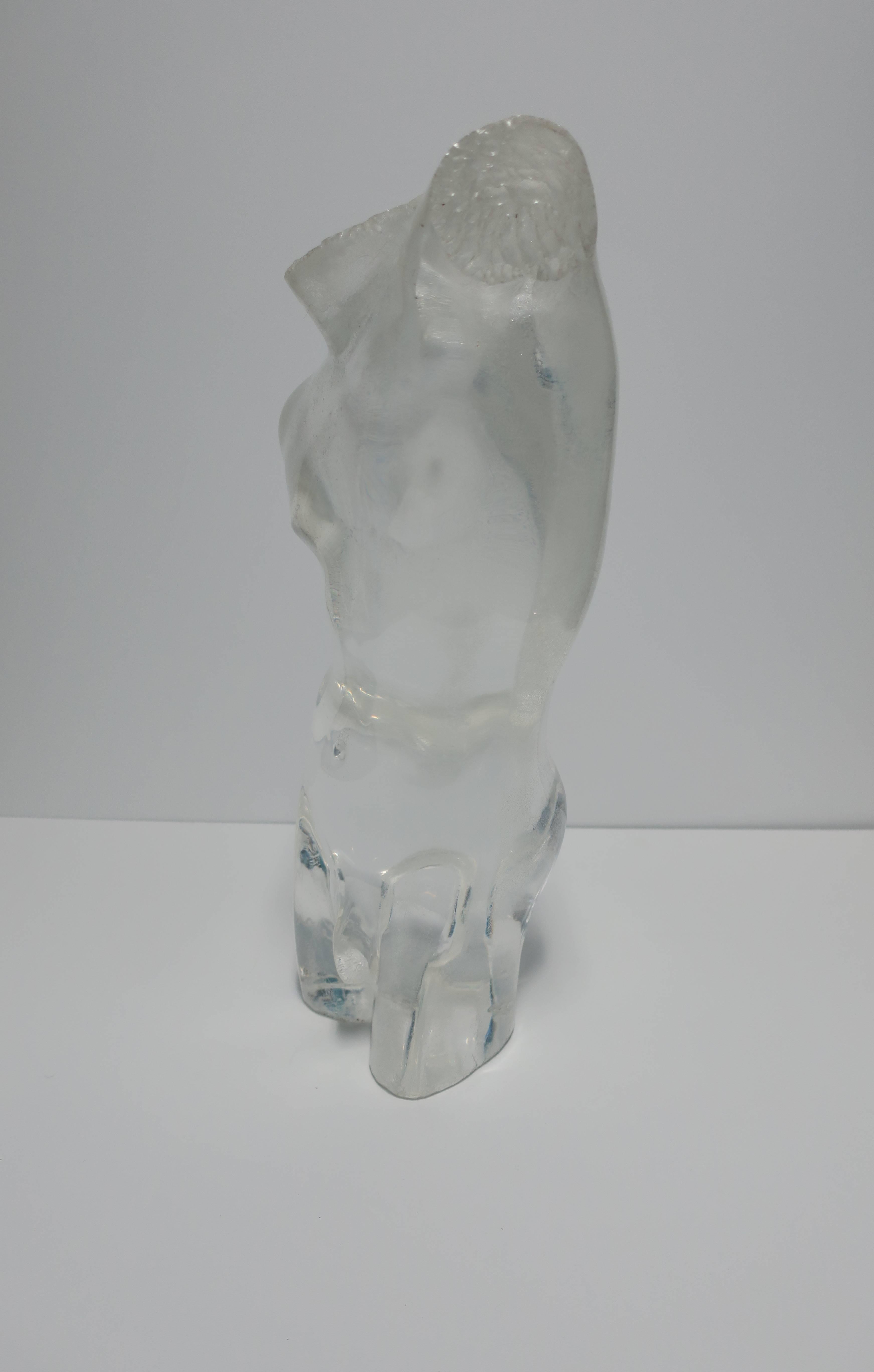 Moderne signierte männliche Torso-Büste aus Lucite, ca. 1970er Jahre im Zustand „Gut“ in New York, NY