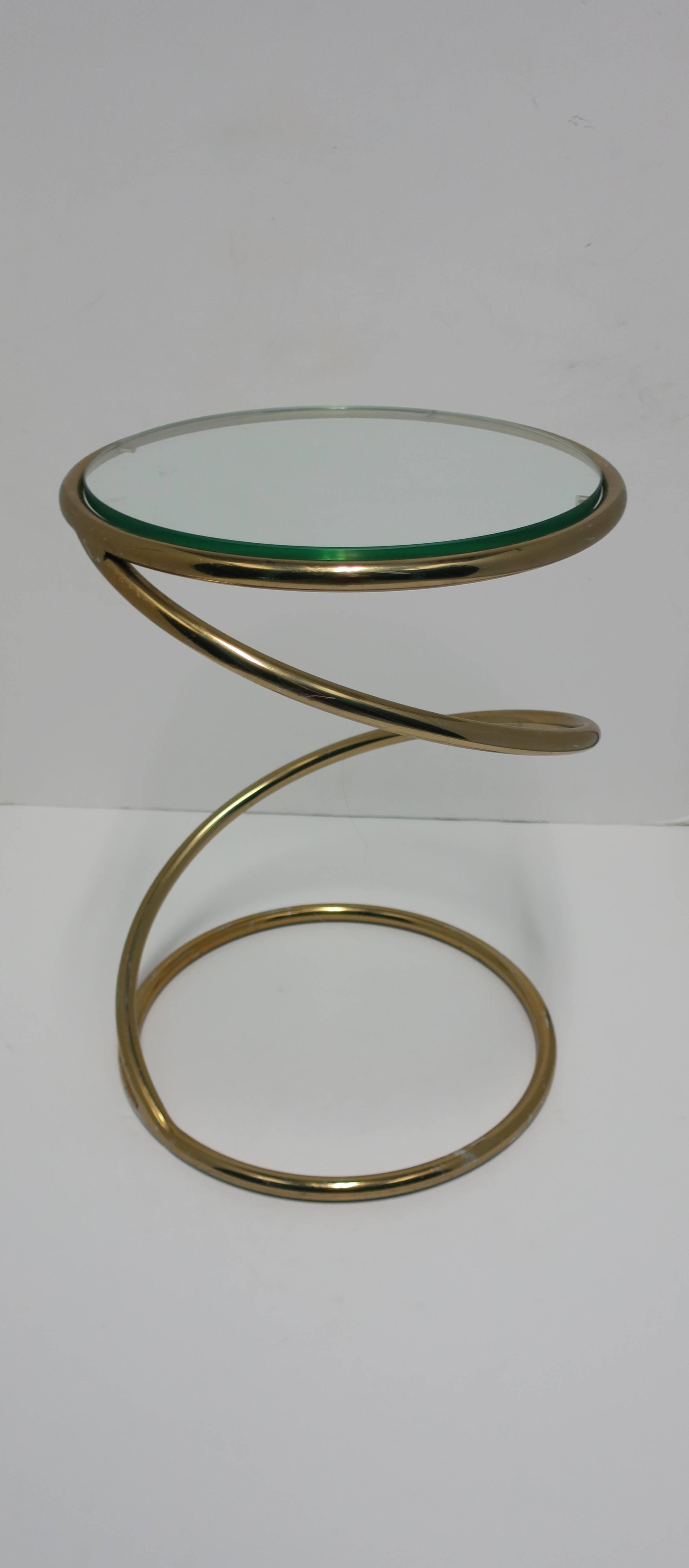 Vintage Modern Round Brass and Glass Twist Side Table after Milo Baughman, 1970s In Good Condition In New York, NY