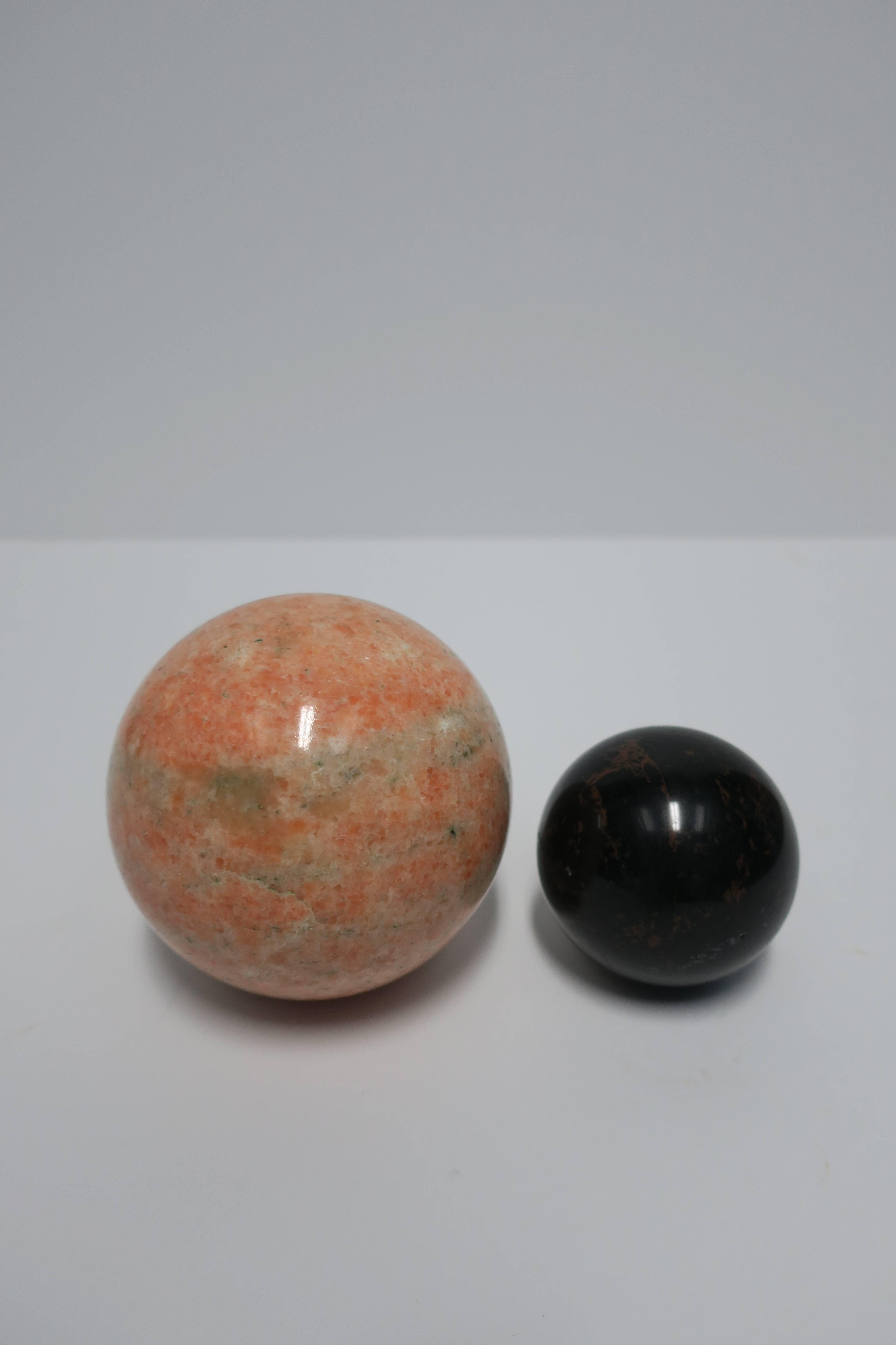 SCULPTURE DE TABLE Sphère Marbre Rouge France Base Noire Sphere Marble