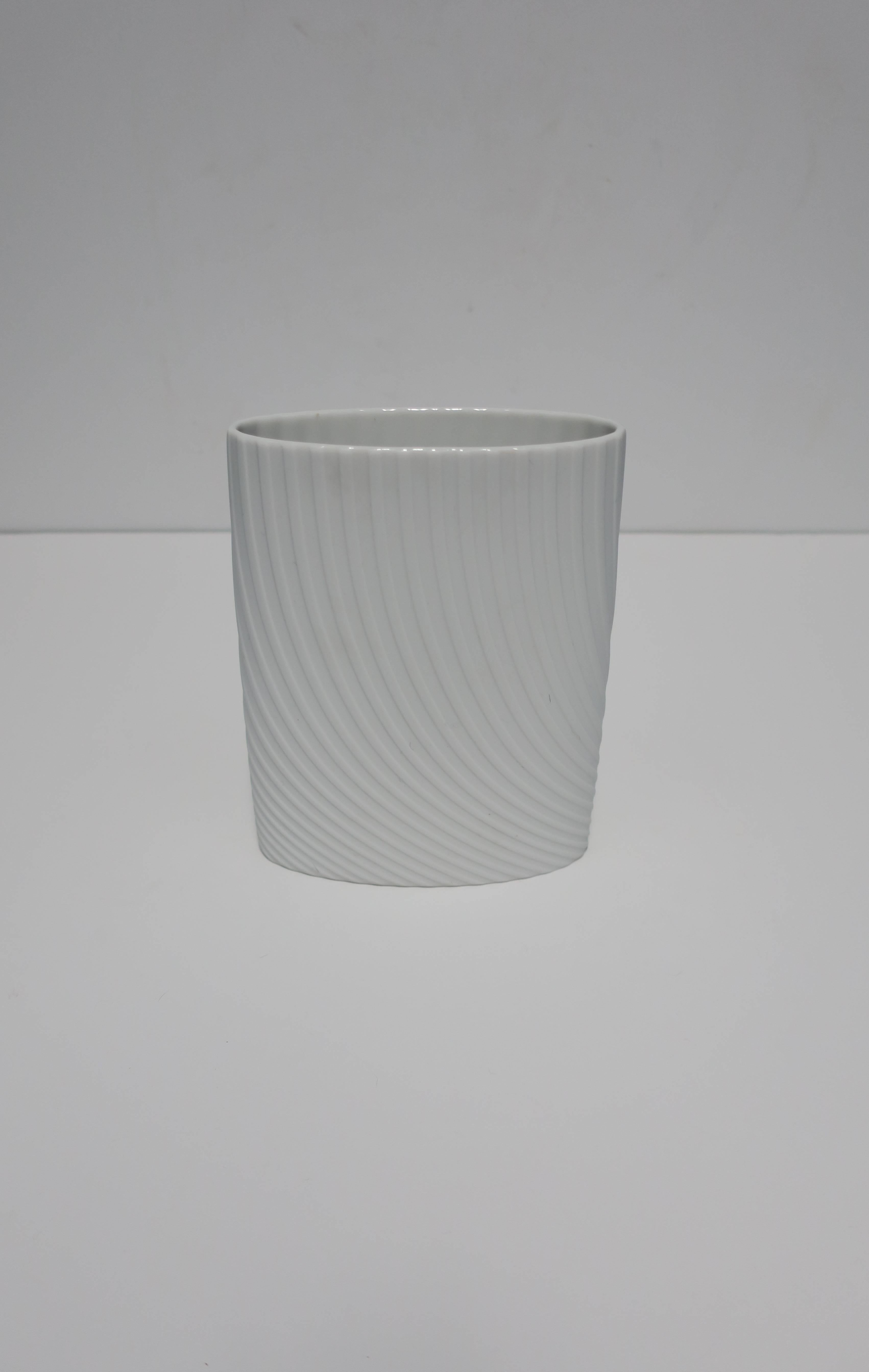 A beautiful German designer oval white matte porcelain ceramic pottery vase by Rosenthal 'Studio-Line', Germany. With marker's mark's and designer signature on bottom as show in image #10. Beautiful with or without flowers. 

Measurements include: