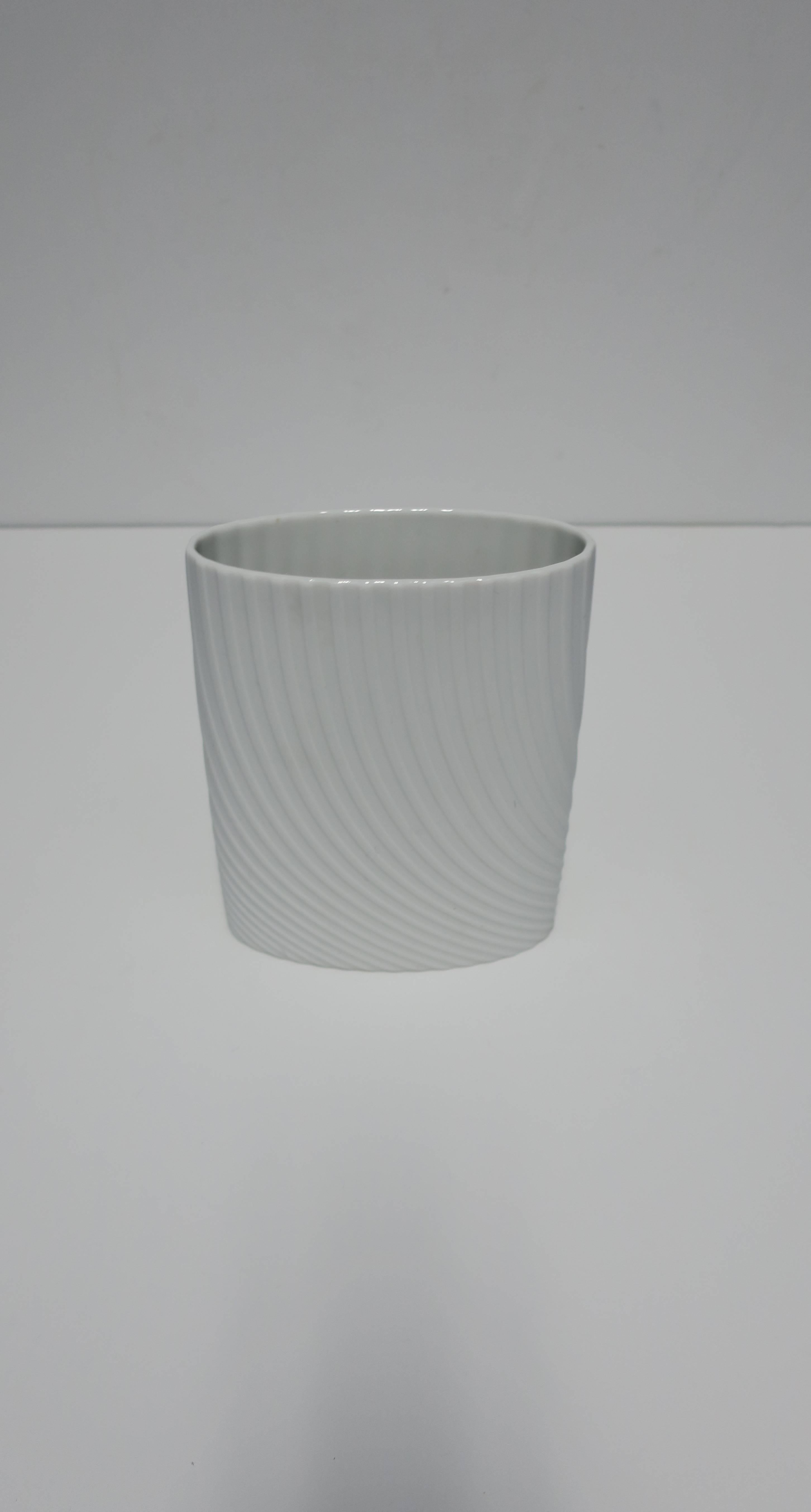 Designer-Vase aus weißem, mattem Porzellan von Rosenthal Studio-Line (Minimalistisch) im Angebot
