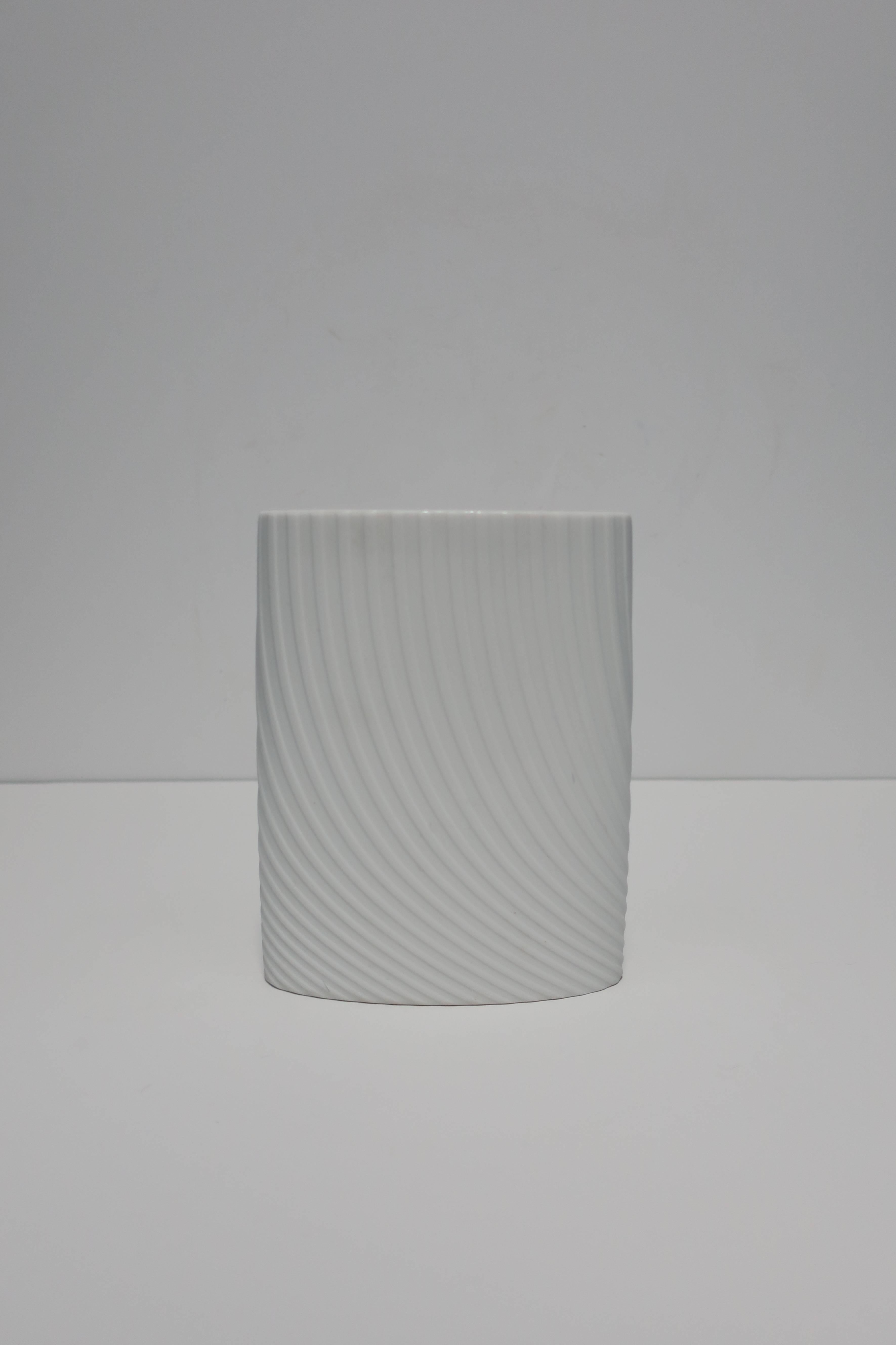 Designer-Vase aus weißem, mattem Porzellan von Rosenthal Studio-Line (Deutsch) im Angebot
