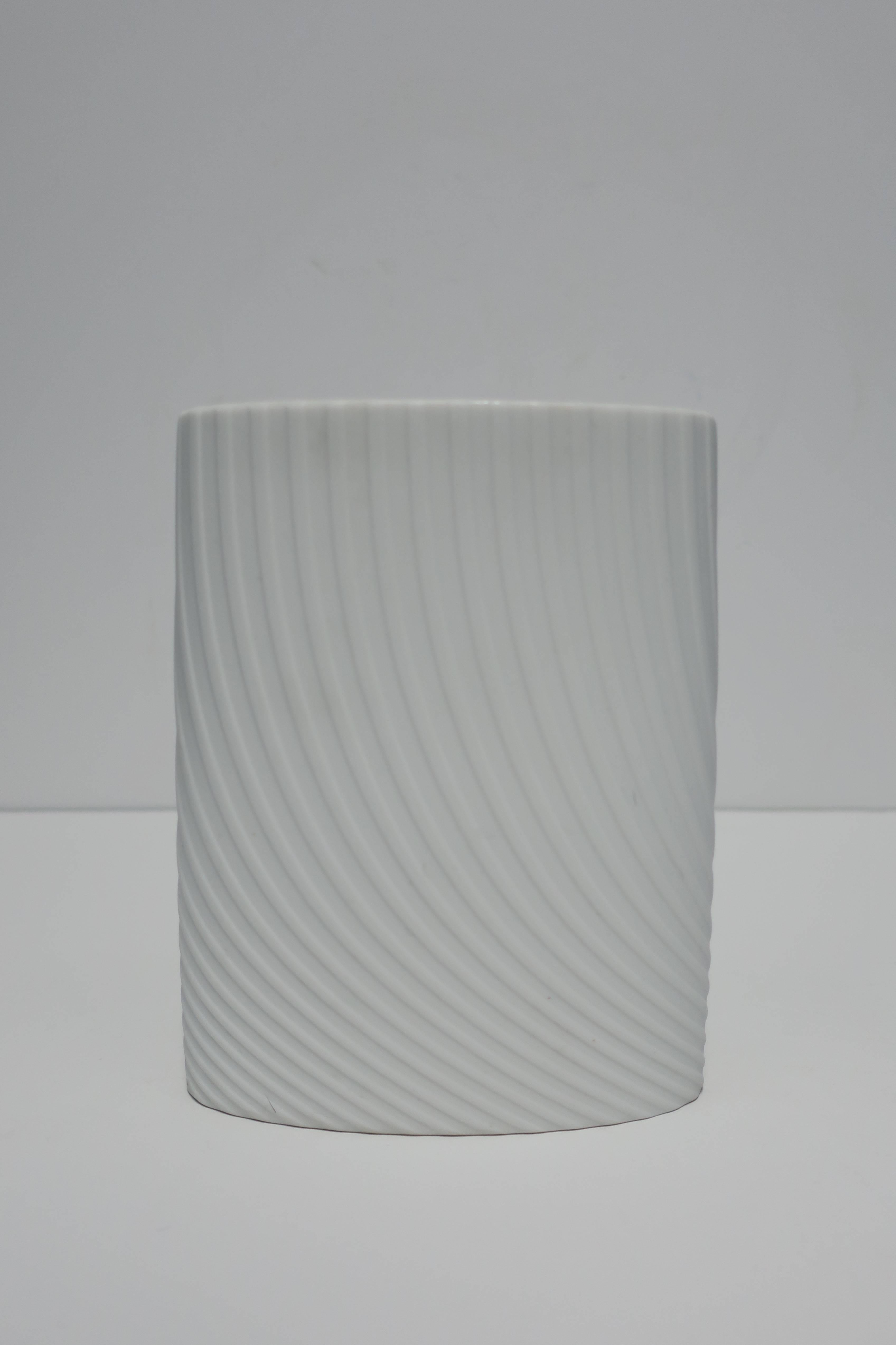 Designer-Vase aus weißem, mattem Porzellan von Rosenthal Studio-Line (Unglasiert) im Angebot