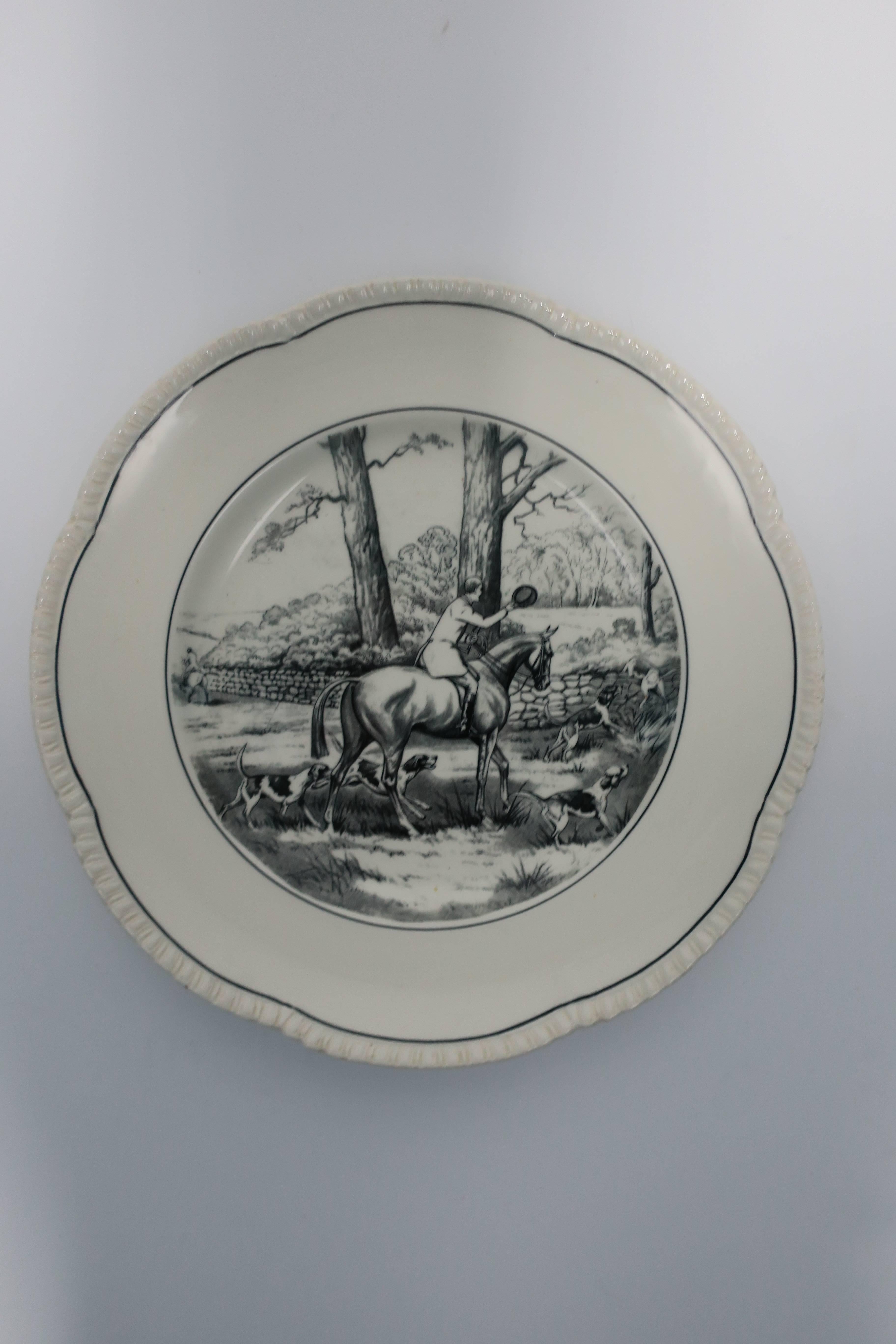 Vernissé Assiette ou œuvre d'art murale en porcelaine noire et whtie représentant un cheval ou un Equine anglais en vente
