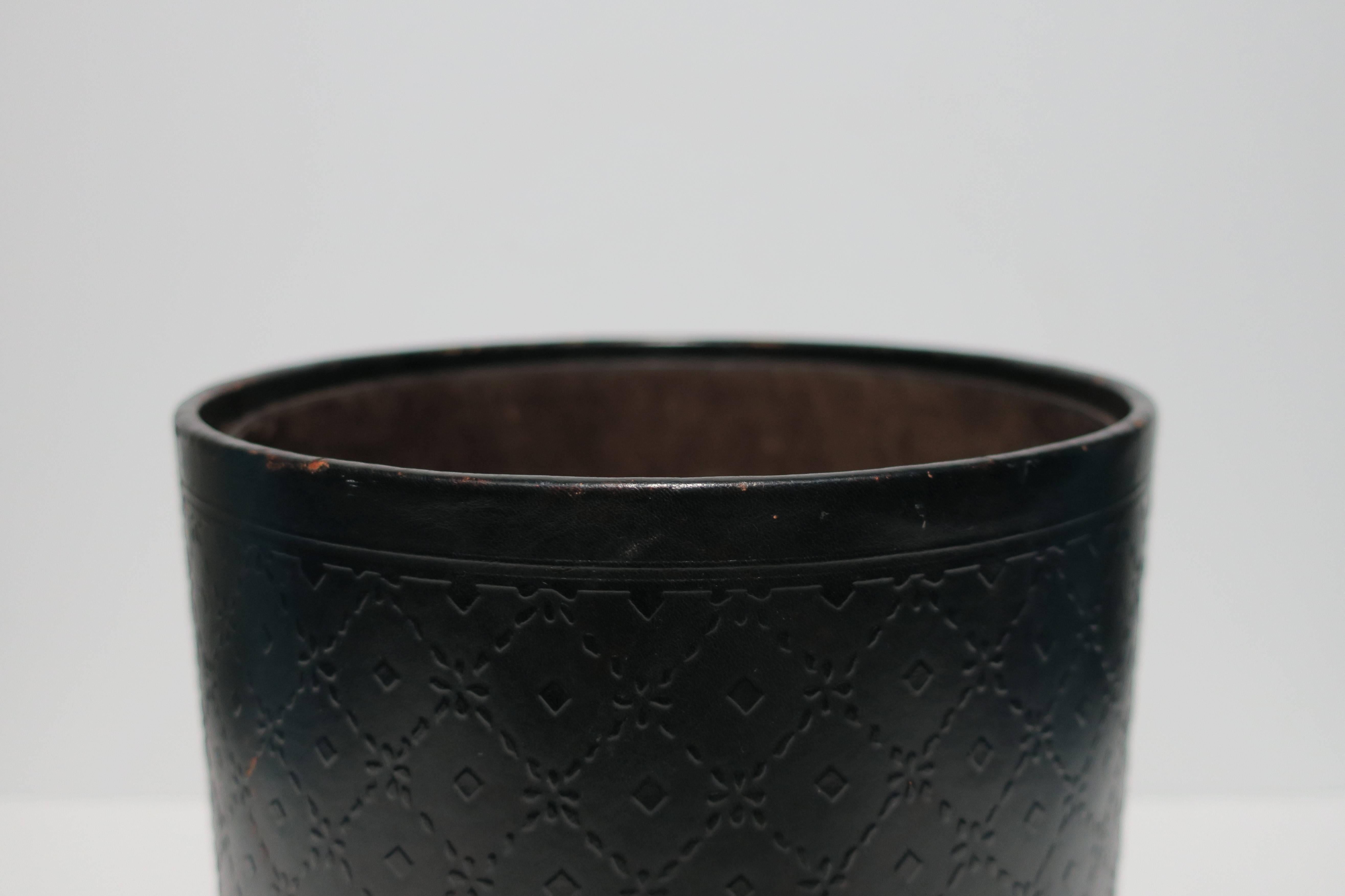 Italian Black Embossed Leather Wastebasket or Trash Can In Good Condition In New York, NY