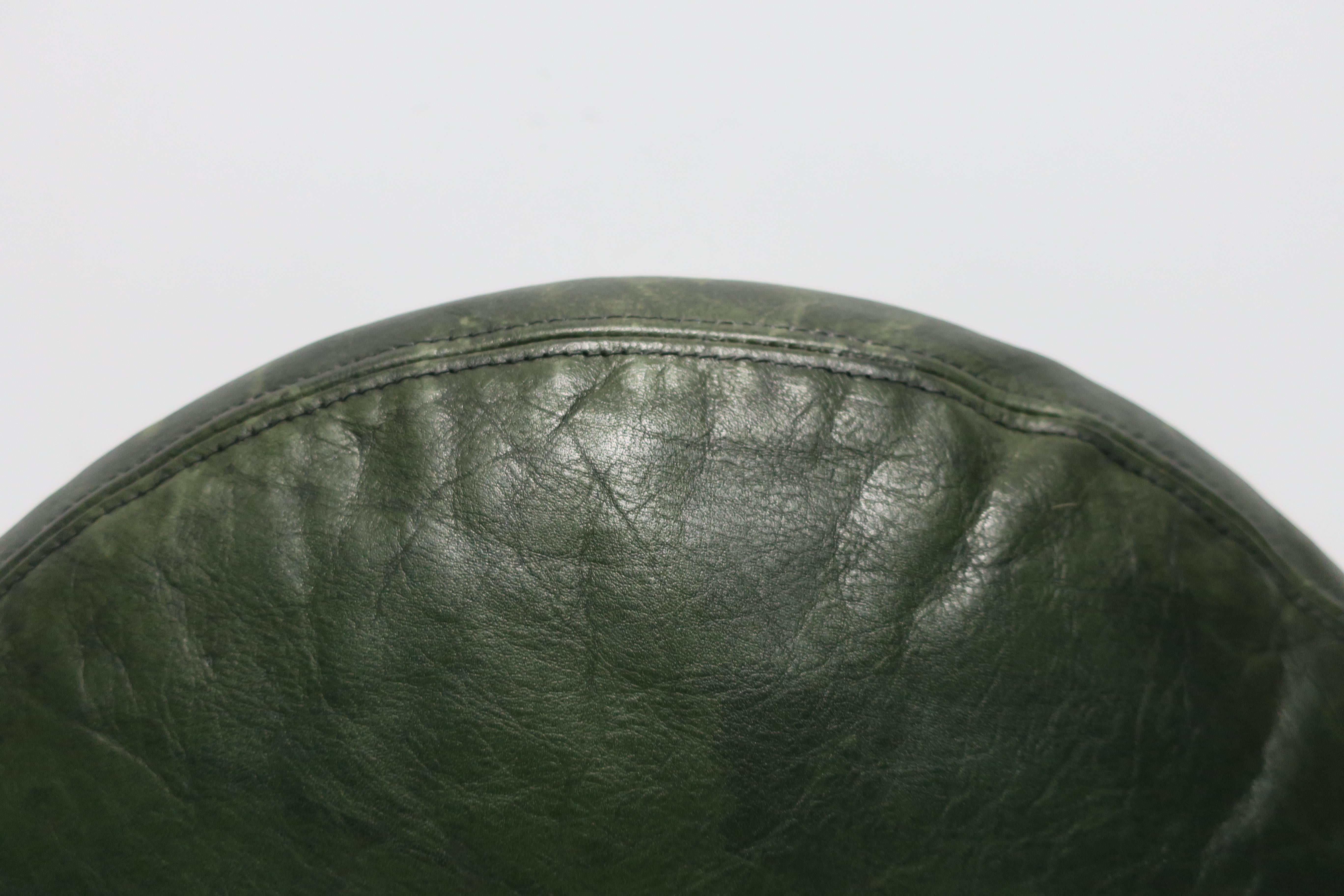 Pelle Cuscino rotondo in pelle verde scuro The Modern Scandinavian, circa anni '70, Svezia in vendita