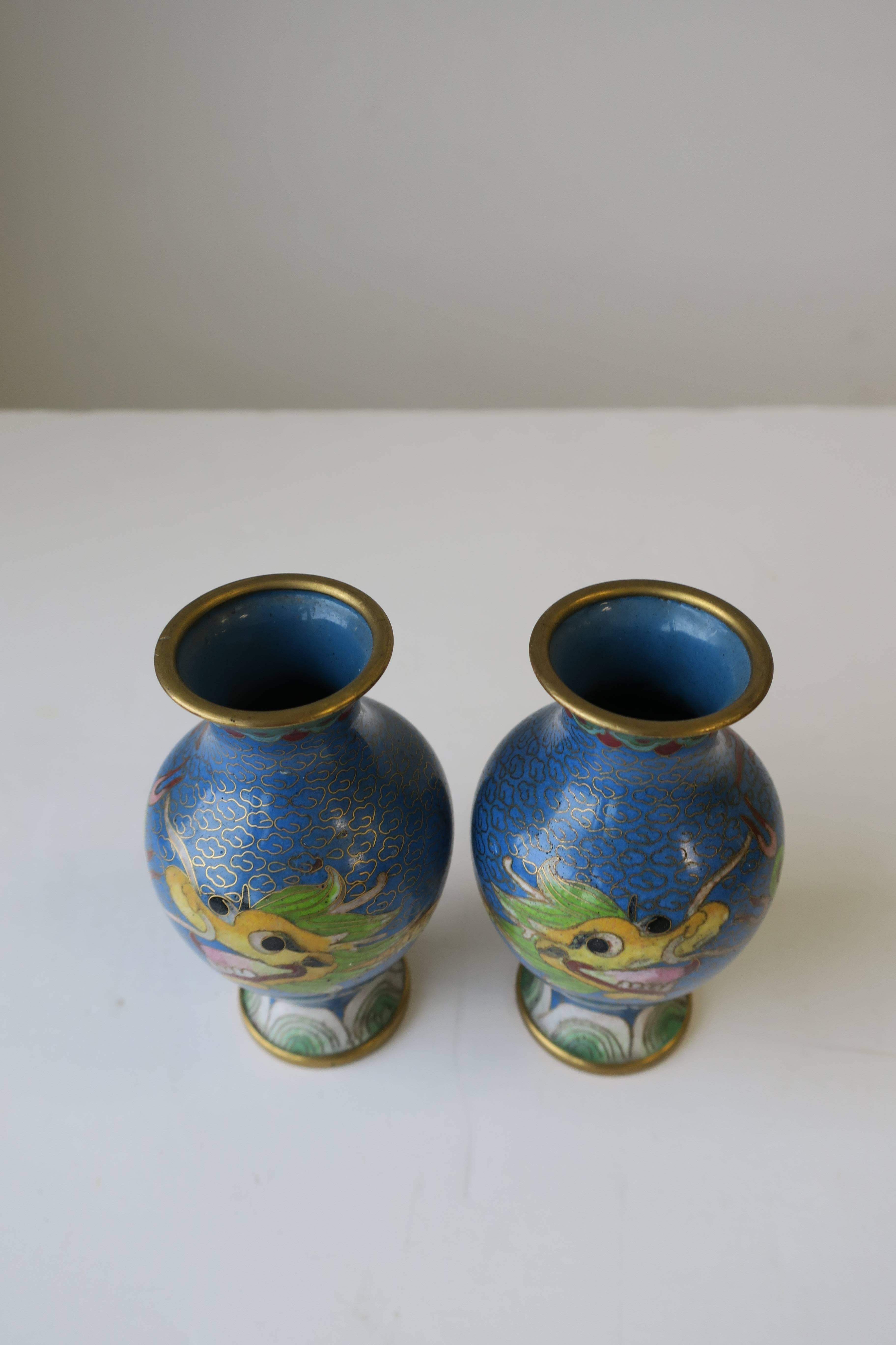 Paire de vases en laiton et émail cloisonné représentant un dragon chinois en vente 8