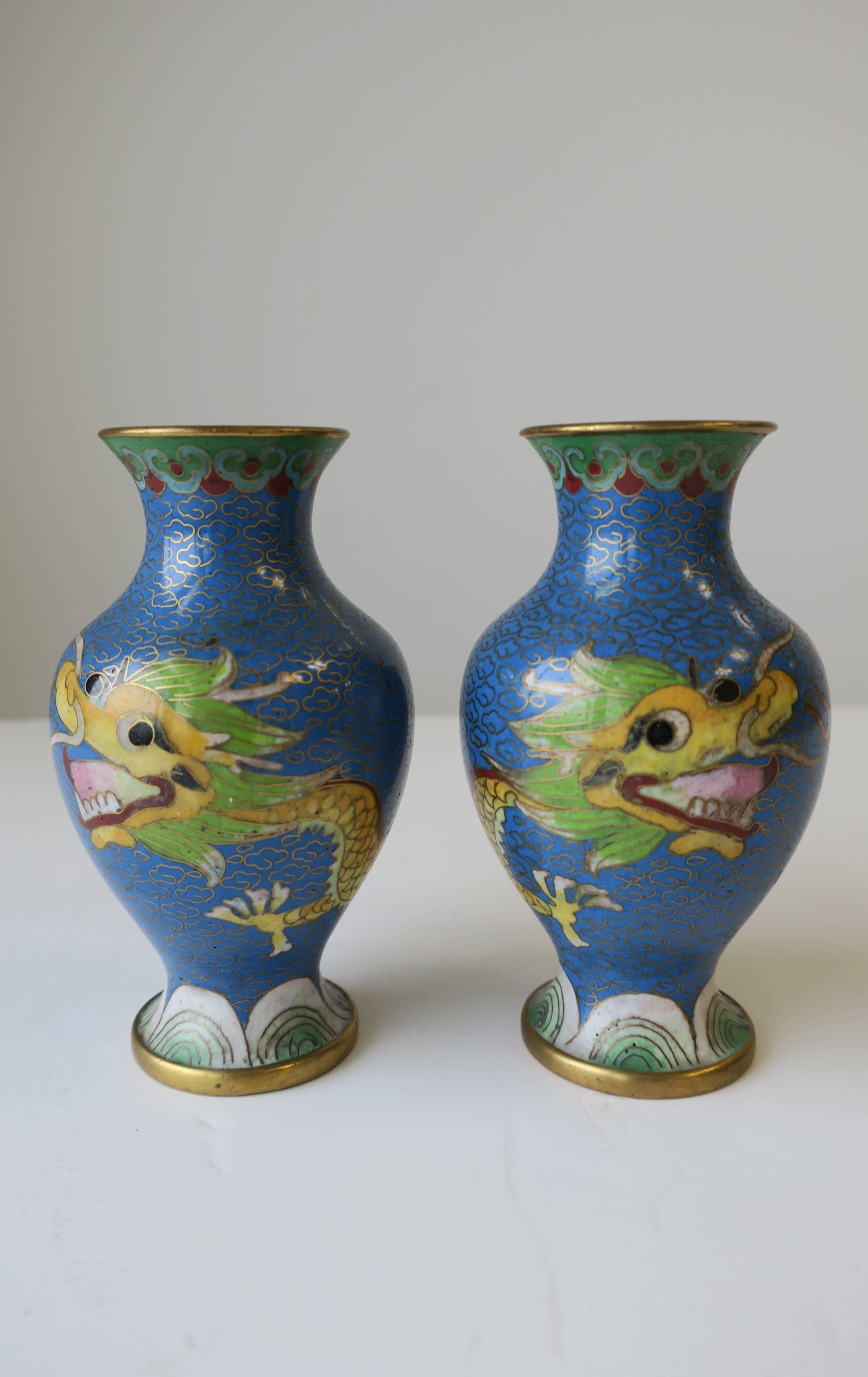 Paire de vases en laiton et émail cloisonné représentant un dragon chinois en vente 1