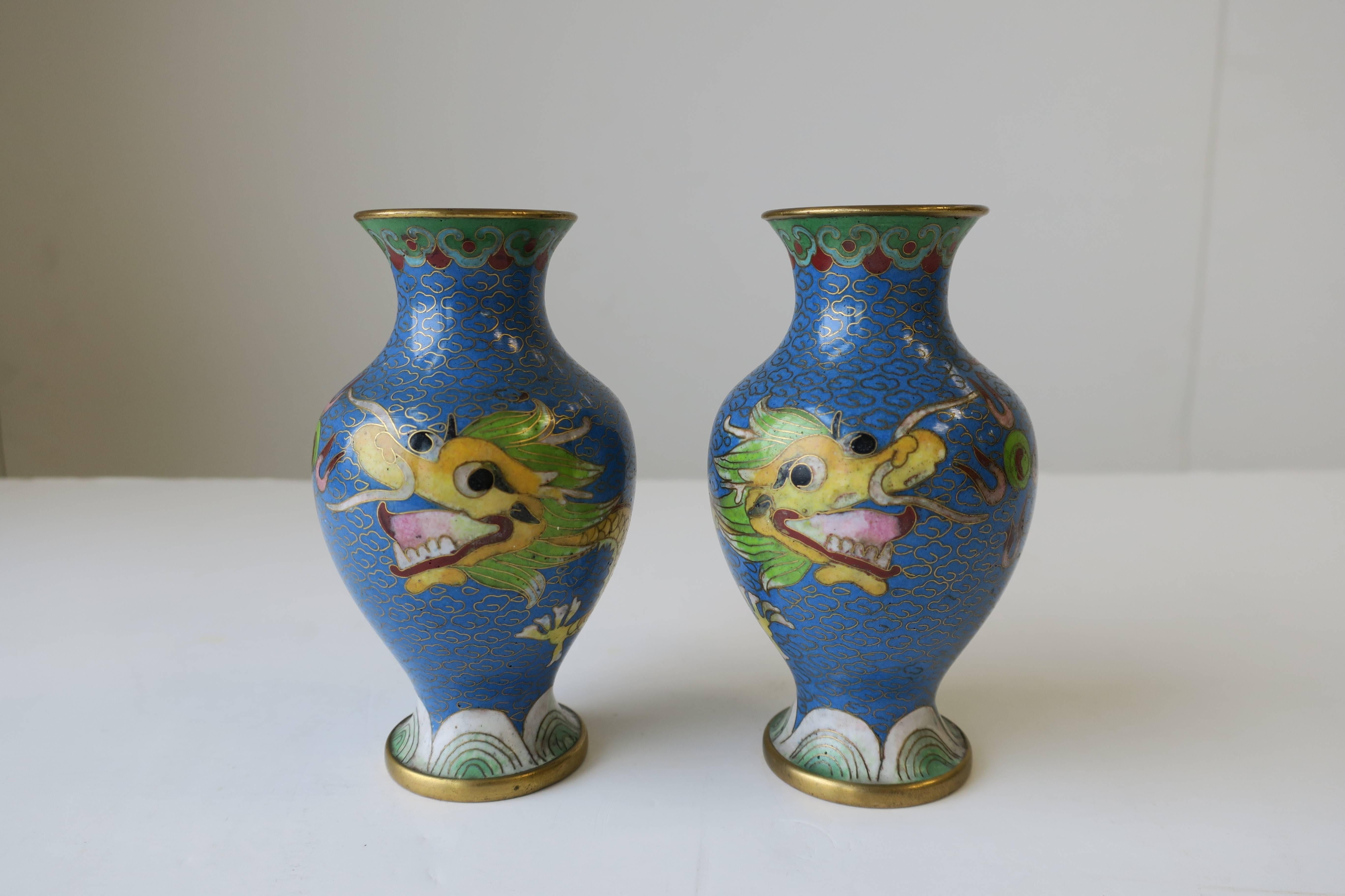 Paire de vases en laiton et émail cloisonné représentant un dragon chinois en vente 2