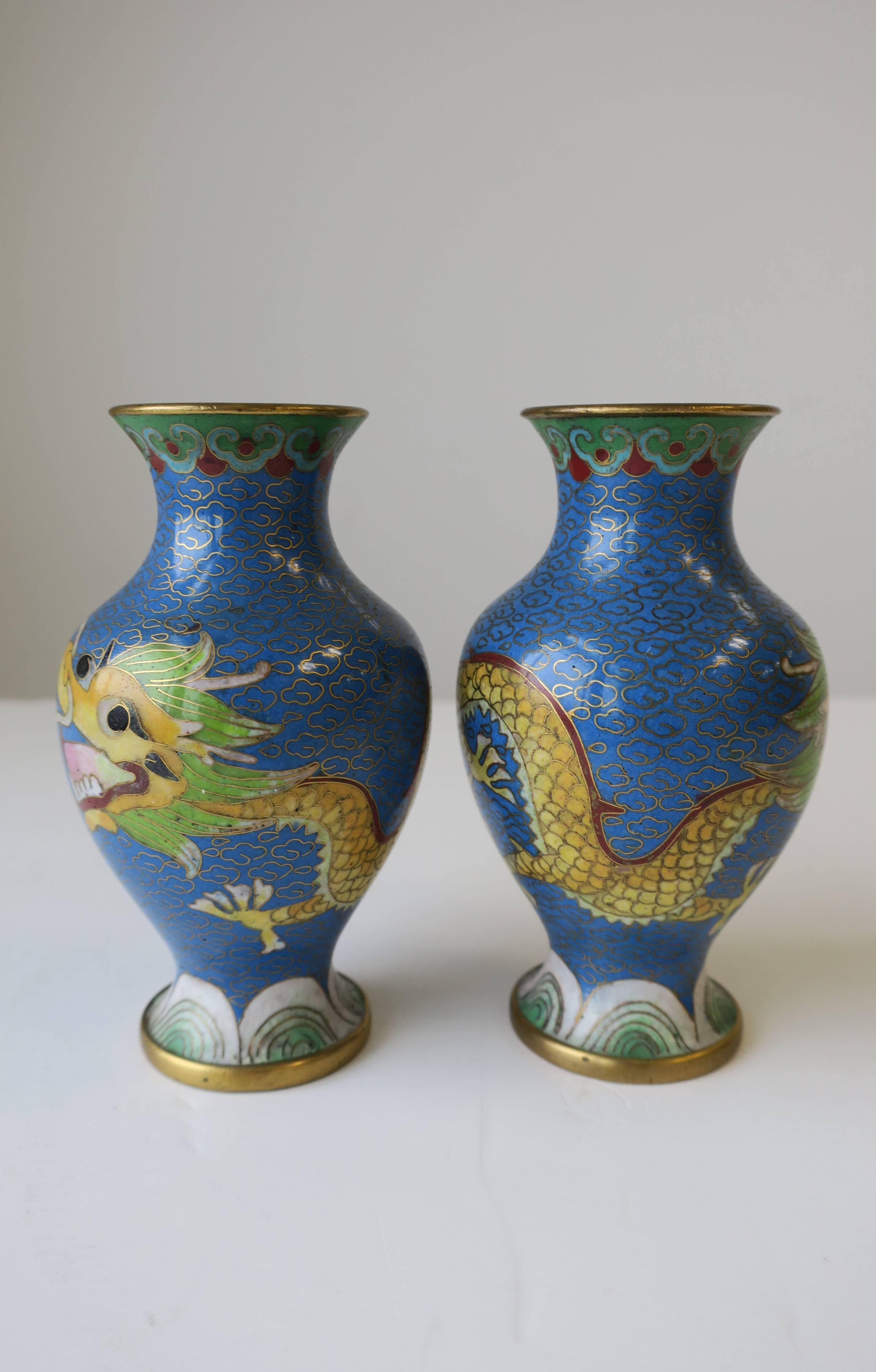 Paire de vases en laiton et émail cloisonné représentant un dragon chinois en vente 3
