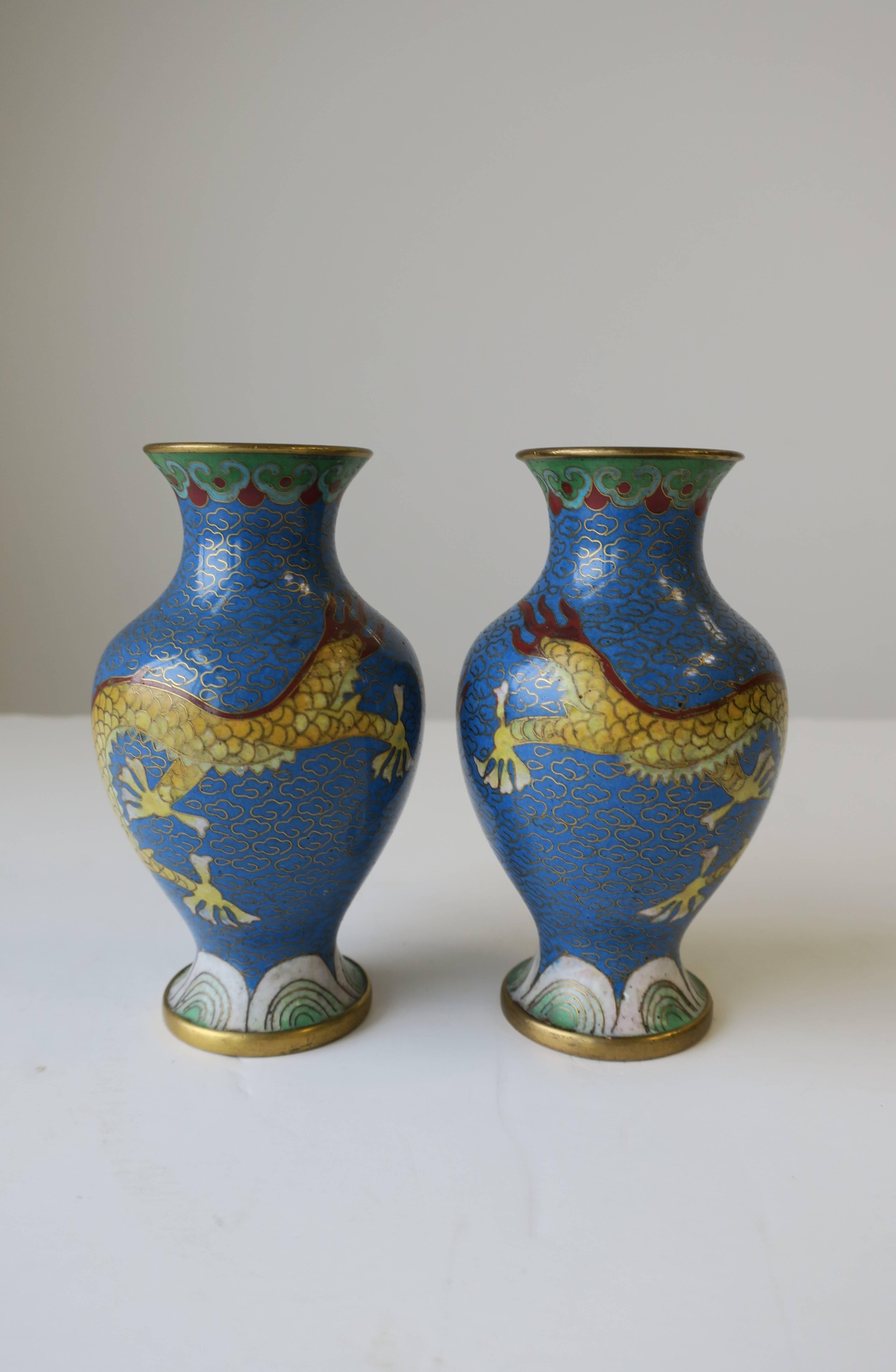 Paire de vases en laiton et émail cloisonné représentant un dragon chinois en vente 4