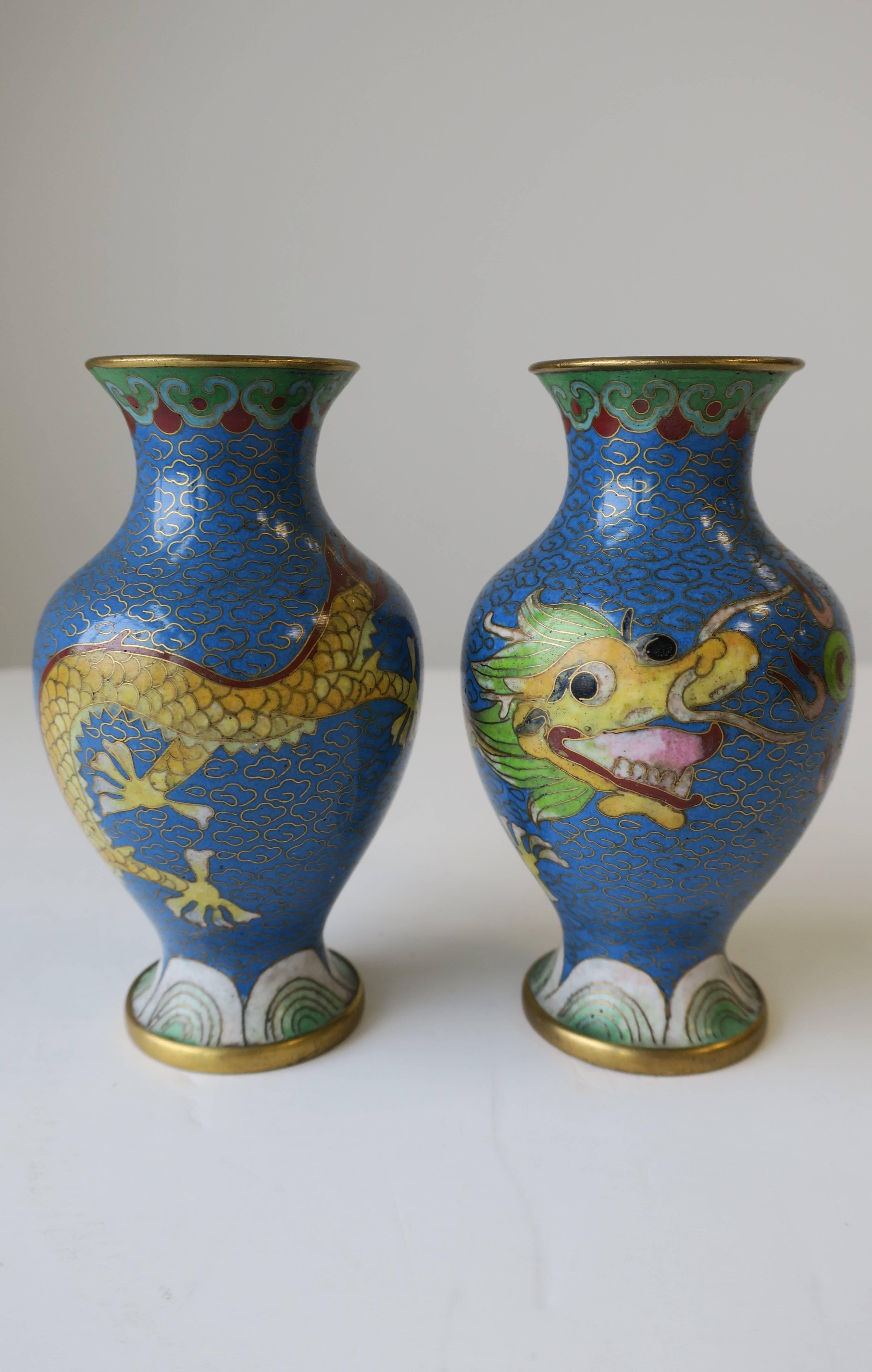 Paire de vases en laiton et émail cloisonné représentant un dragon chinois en vente 5