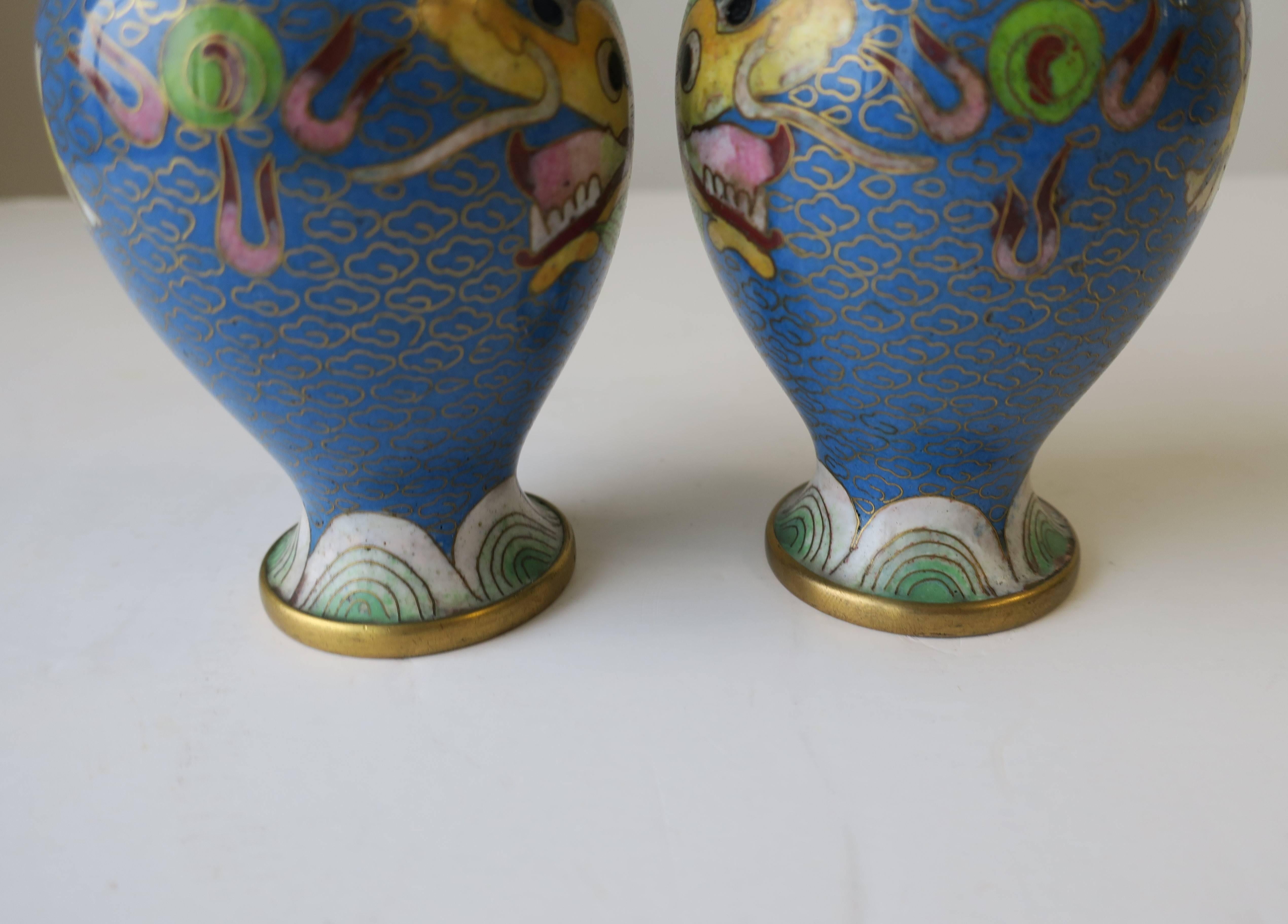 Paire de vases en laiton et émail cloisonné représentant un dragon chinois en vente 6