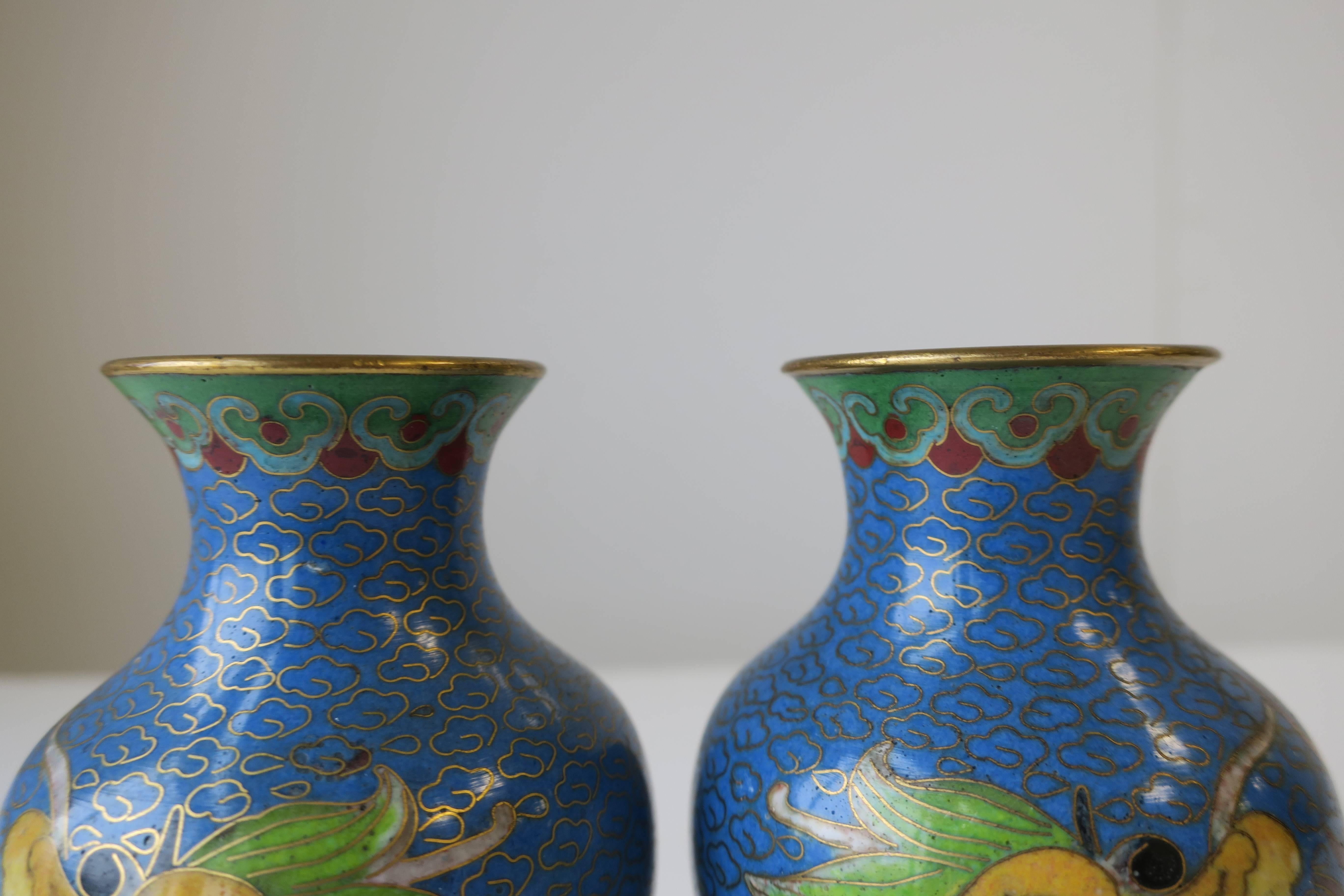 Paire de vases en laiton et émail cloisonné représentant un dragon chinois en vente 7