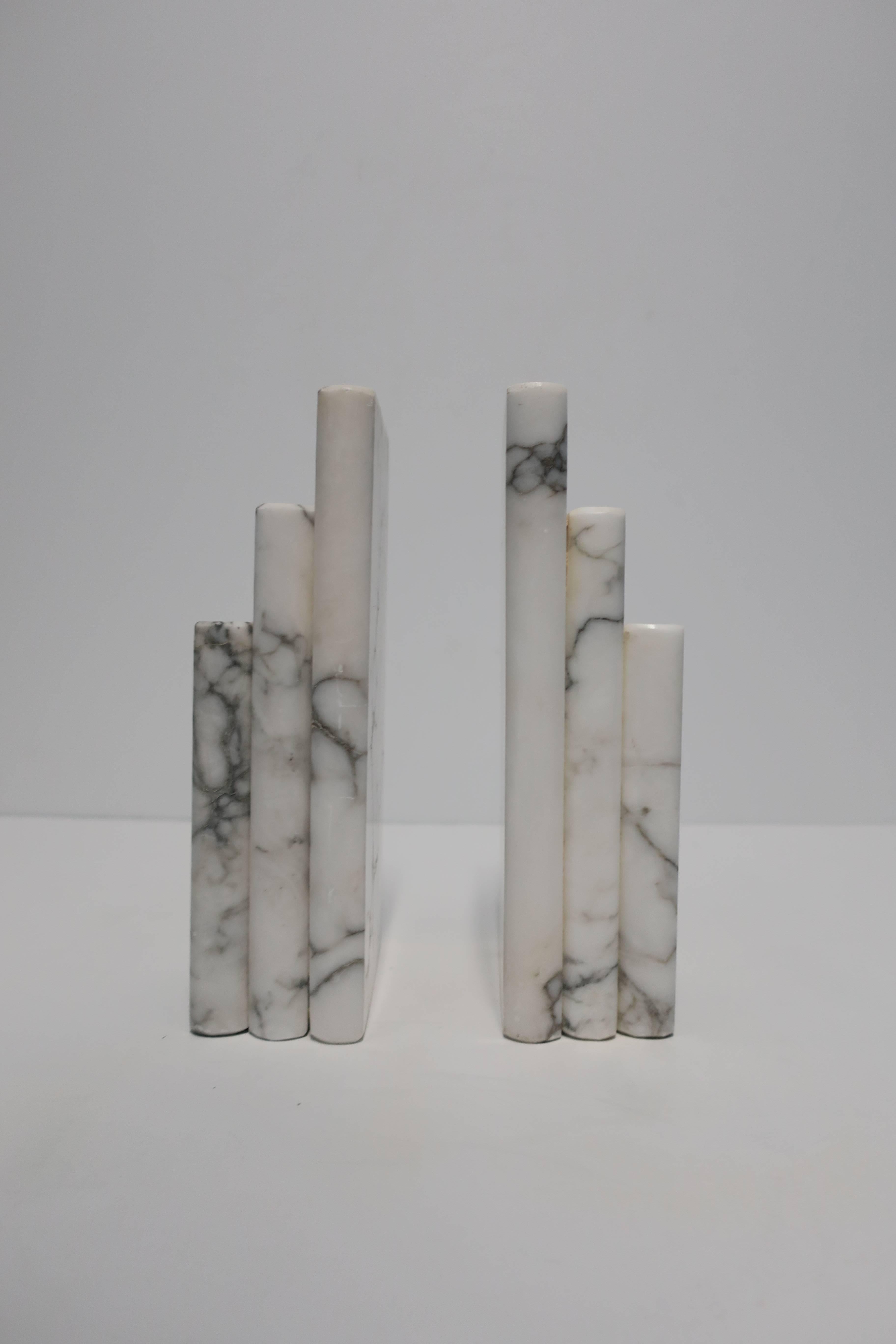 Pair 1970s Modern Italian White and Black Marble 'Book' Bookends In Good Condition In New York, NY