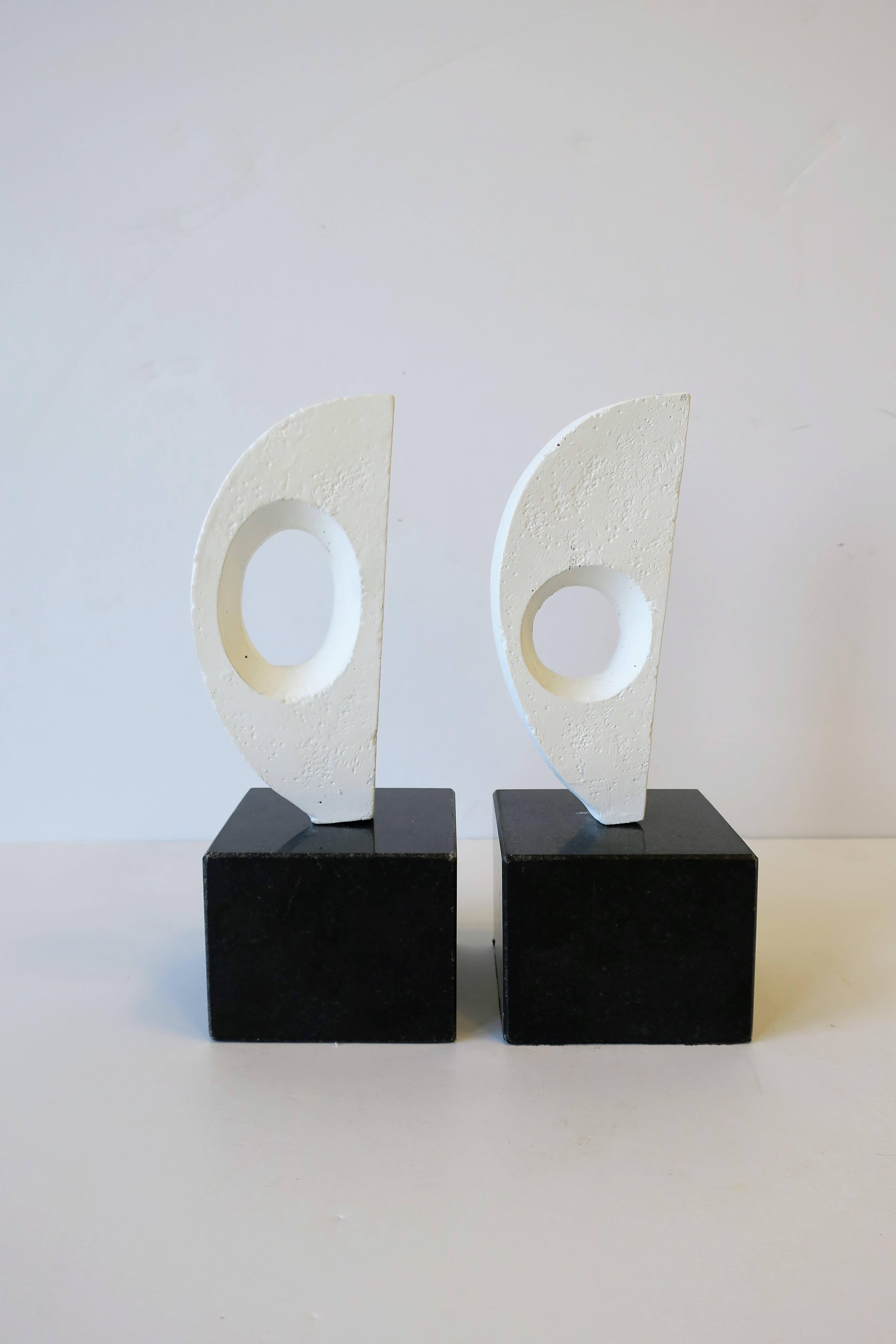 Pair of Black and White Abstract Sculpture Bookends on Marble Bases In Excellent Condition In New York, NY