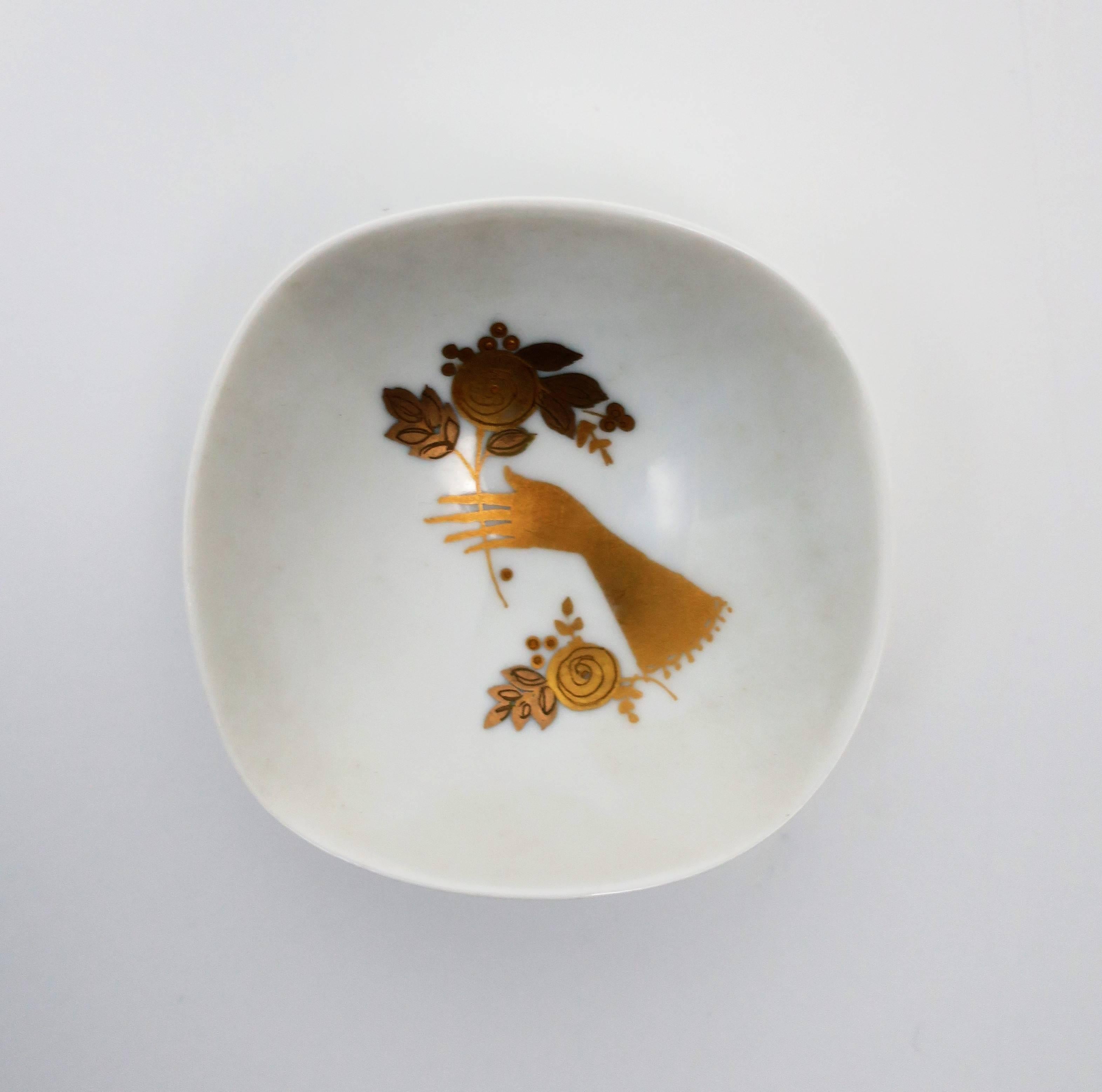 Eine schöne kleine deutsche Schmuckschale aus weißem Porzellan und Gold, circa 20. Jahrhundert, Deutschland. Kleine Schale oder Teller mit einer Hand mit Blumen. Von Rosenthal, Deutschland, wie auf der Unterseite angegeben. Abmessungen: 3