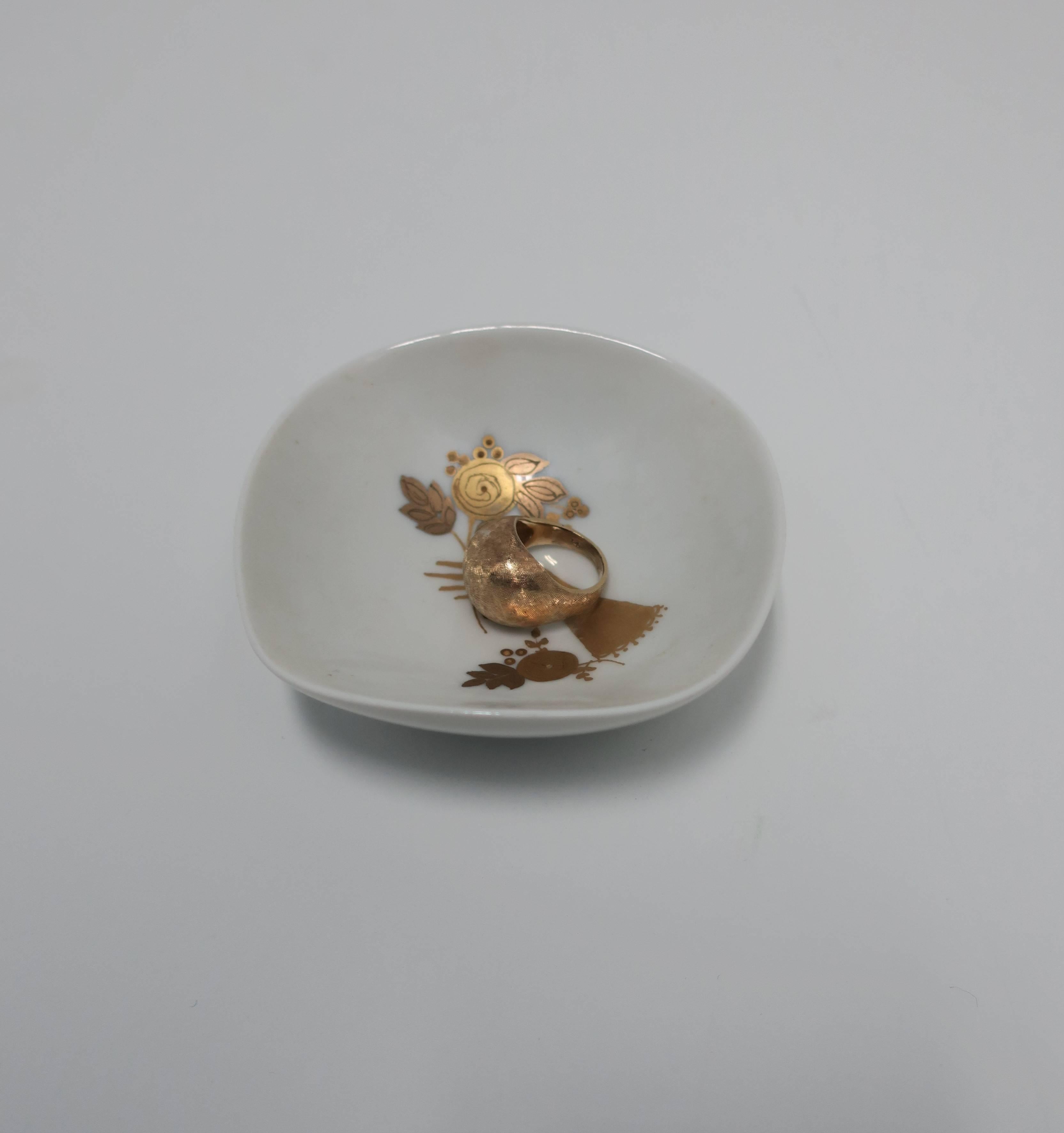German White and Gold Jewelry Dish by Rosenthal, 20th Century In Good Condition For Sale In New York, NY