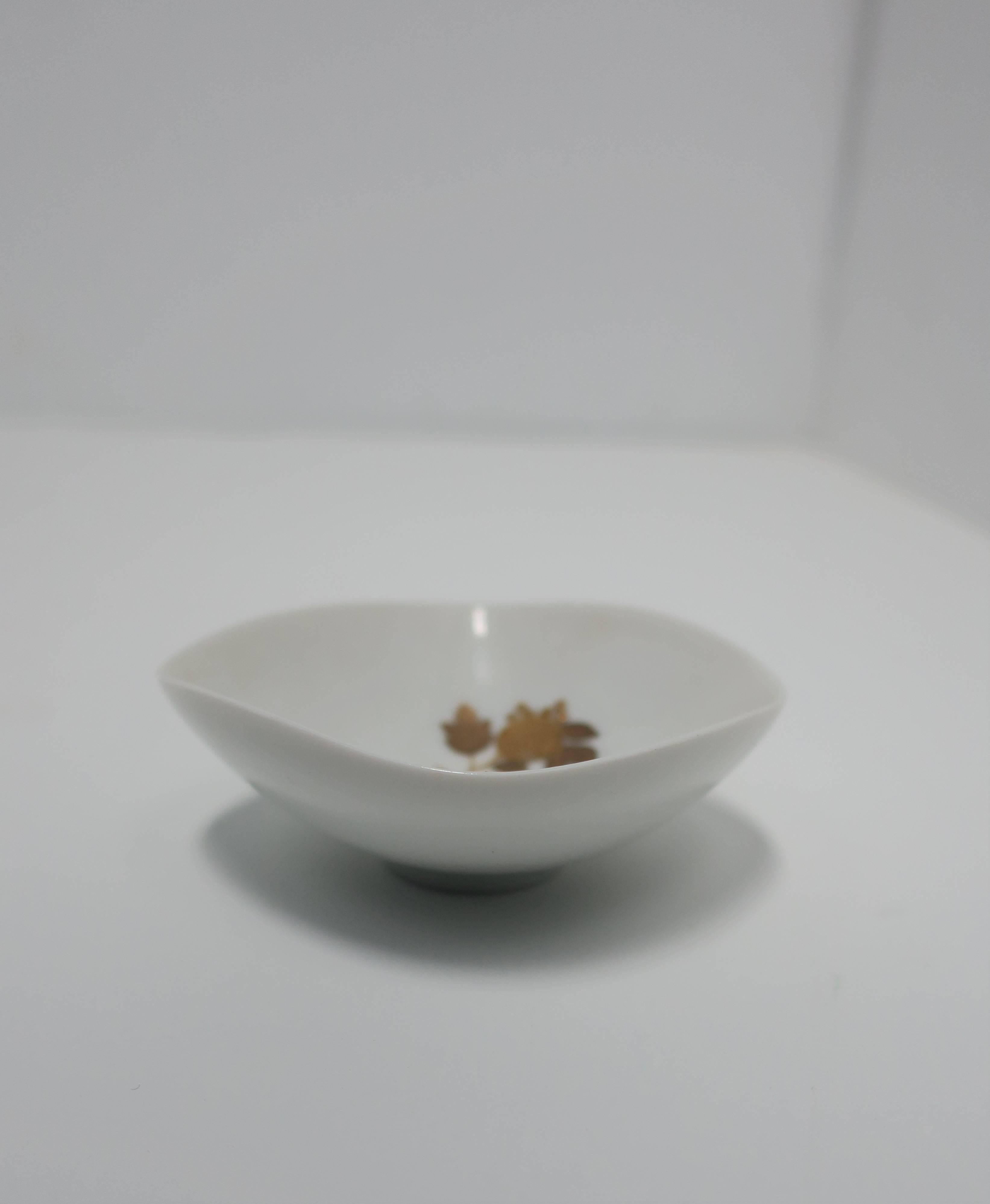 German White and Gold Jewelry Dish by Rosenthal, 20th Century For Sale 4