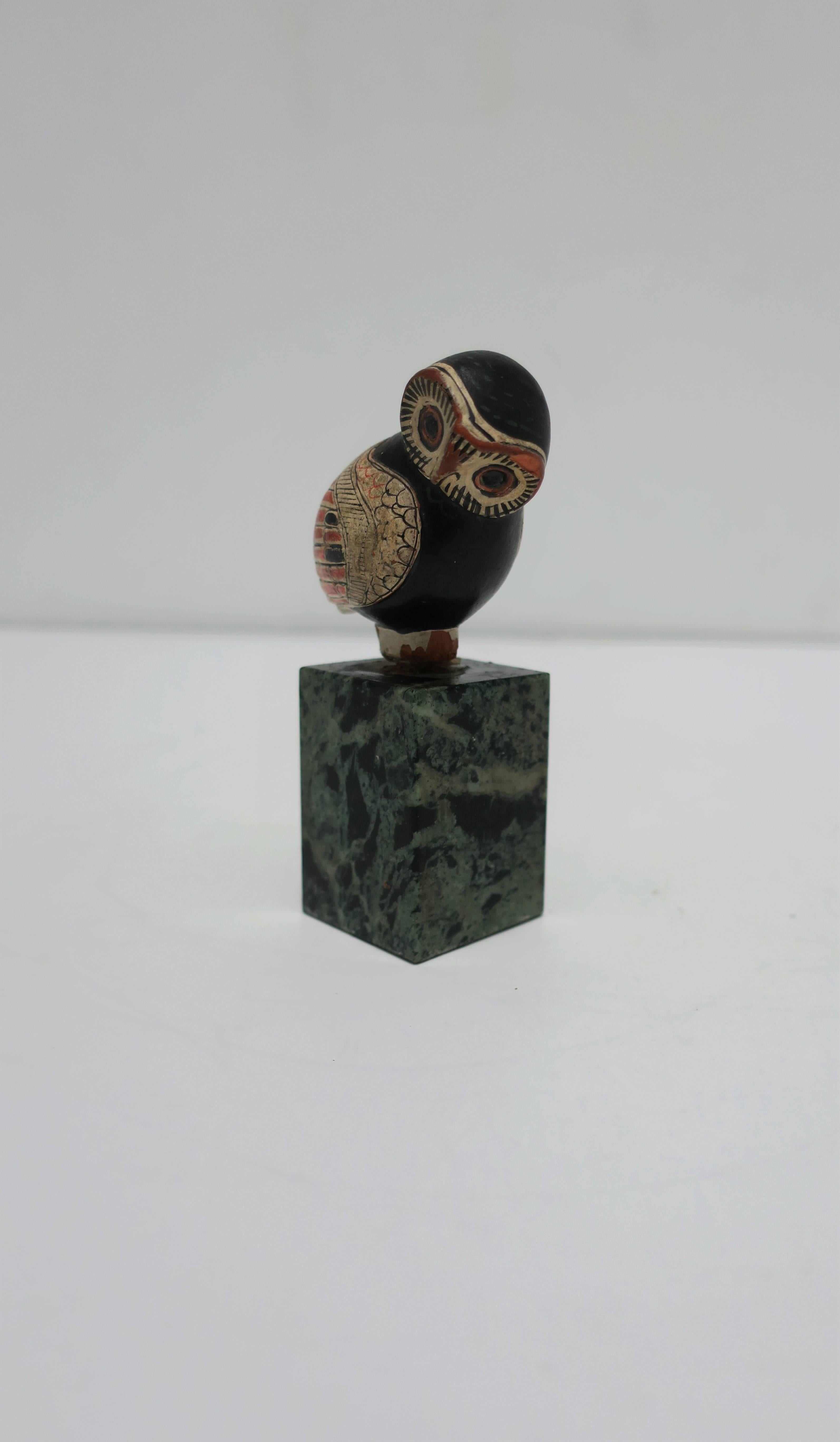 Unique Small Vintage Owl Bird Sculpture on Green Marble Pedestal Base In Good Condition In New York, NY