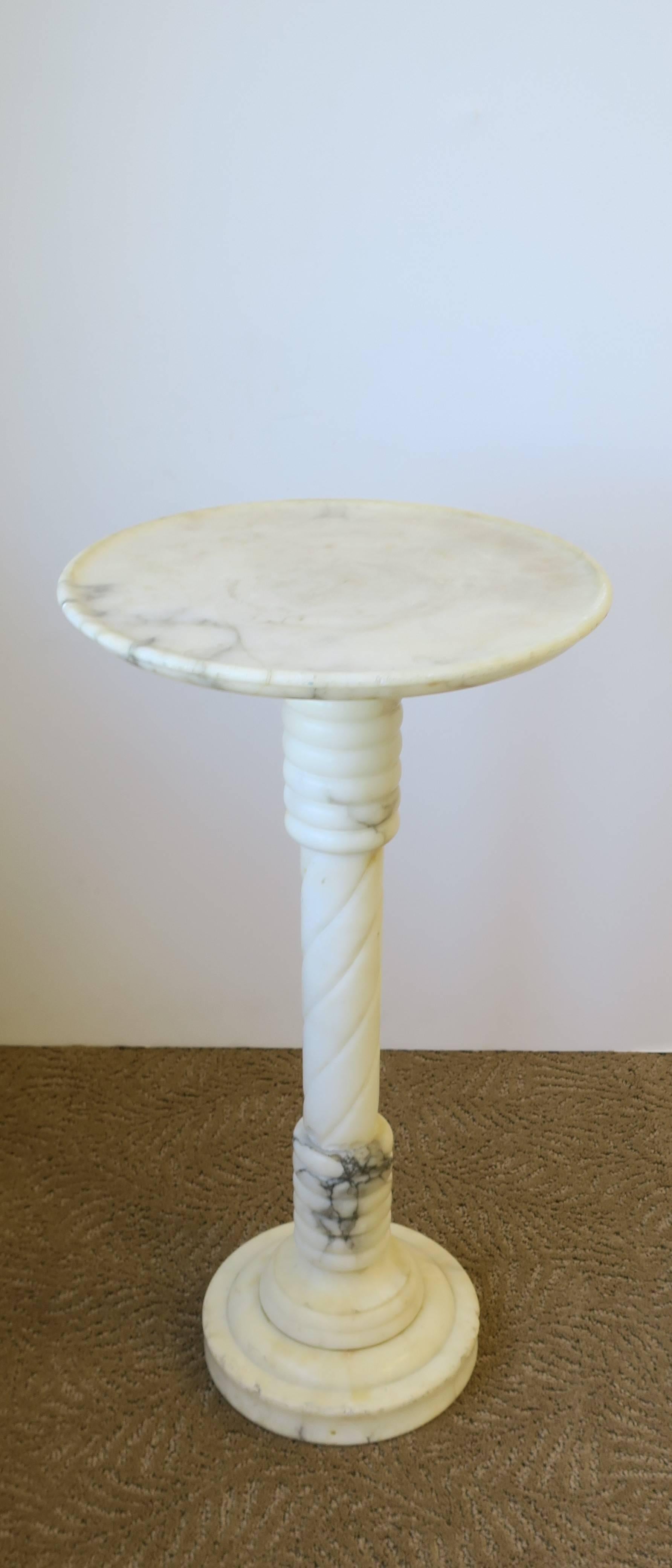 Italian Modern White and Black Marble Side Table In Good Condition In New York, NY