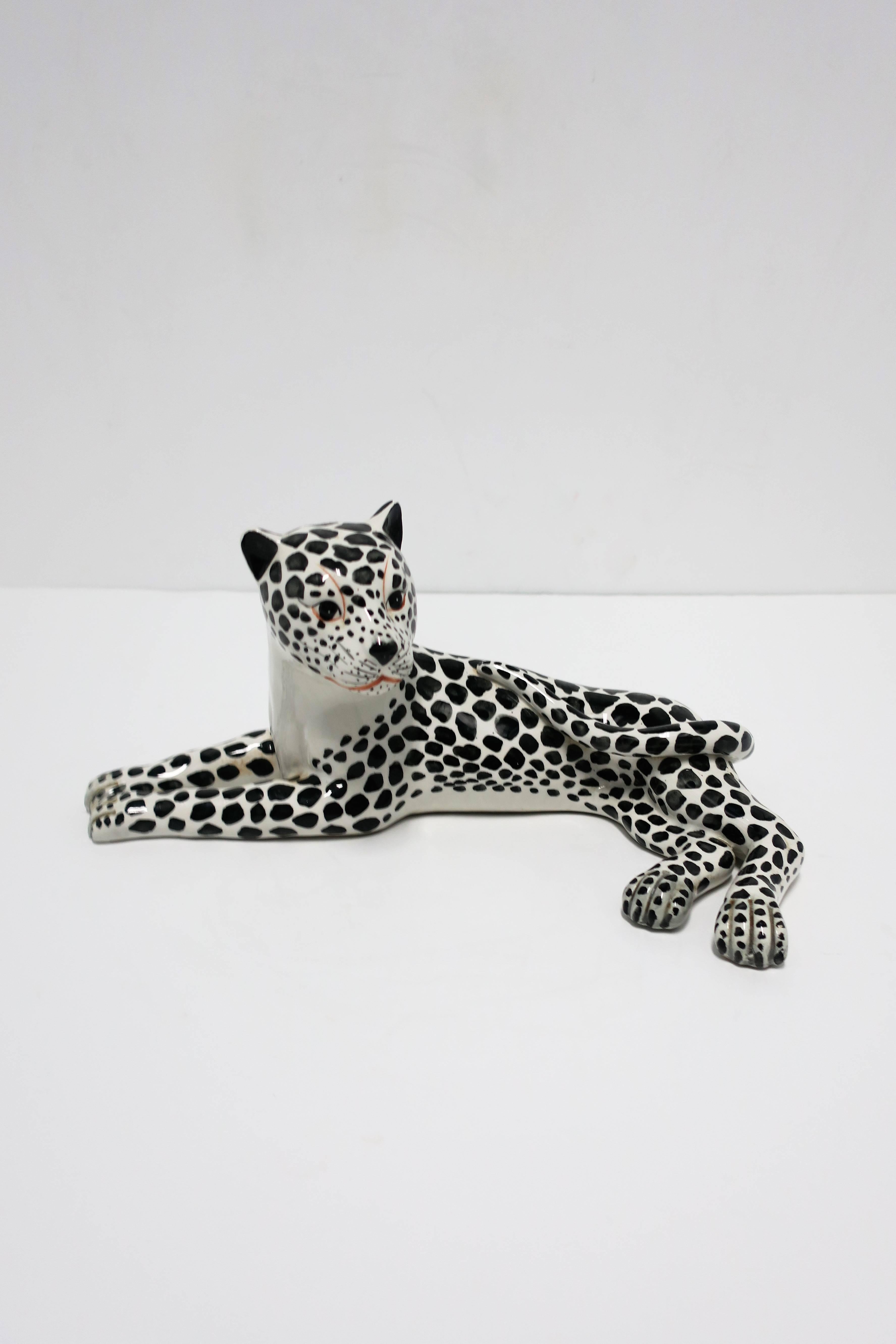 A beautiful, striking, and relatively large vintage Italian black and white cheetah or leopard animal cat sculpture, circa 1970s, Italy. Made in Italy. Marked 'Italy' on bottom as show in image #10. 

Measurements include: 5.25