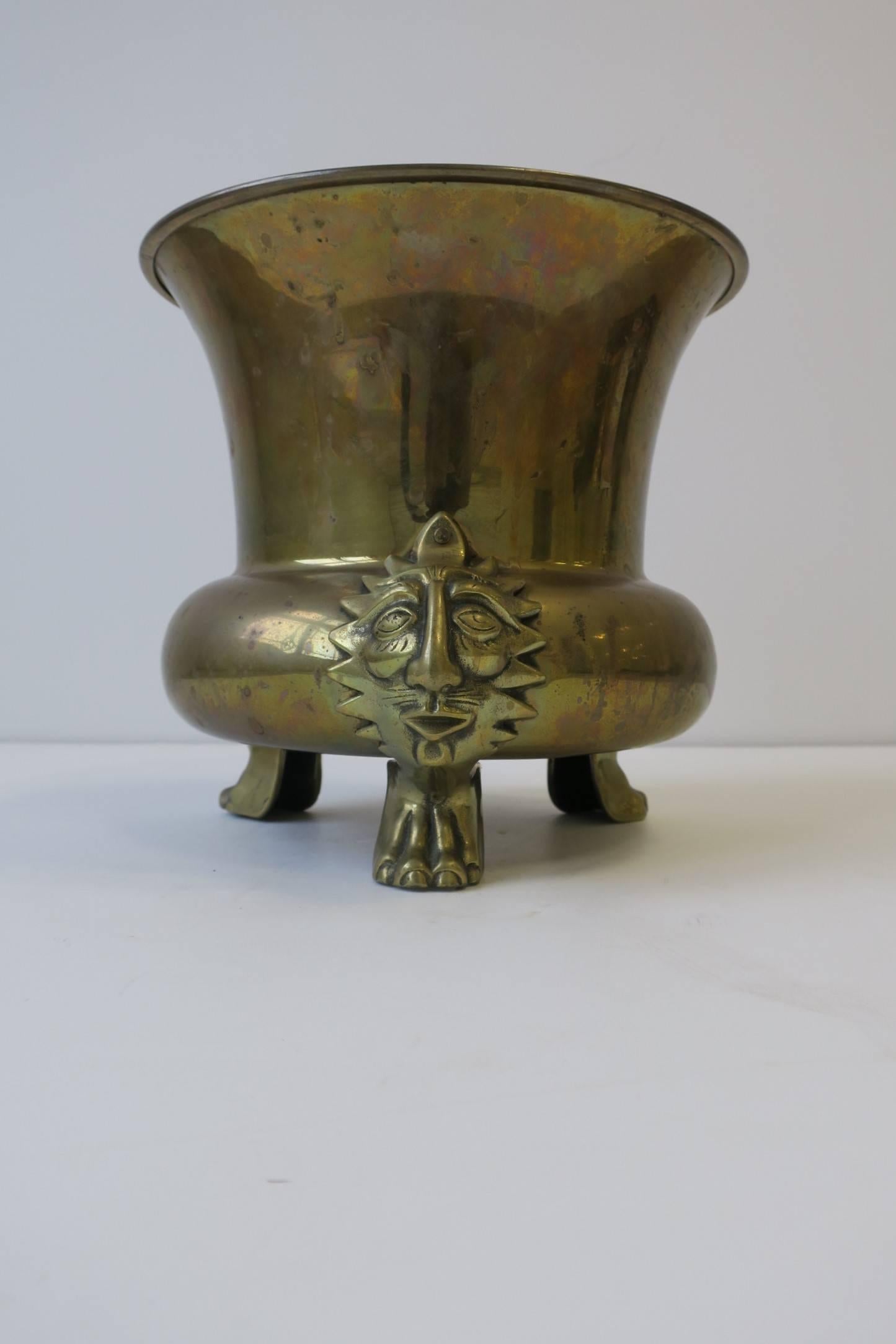 English Brass Plant Pot Holder Cachepot with Lion Head and Paw Feet In Good Condition In New York, NY