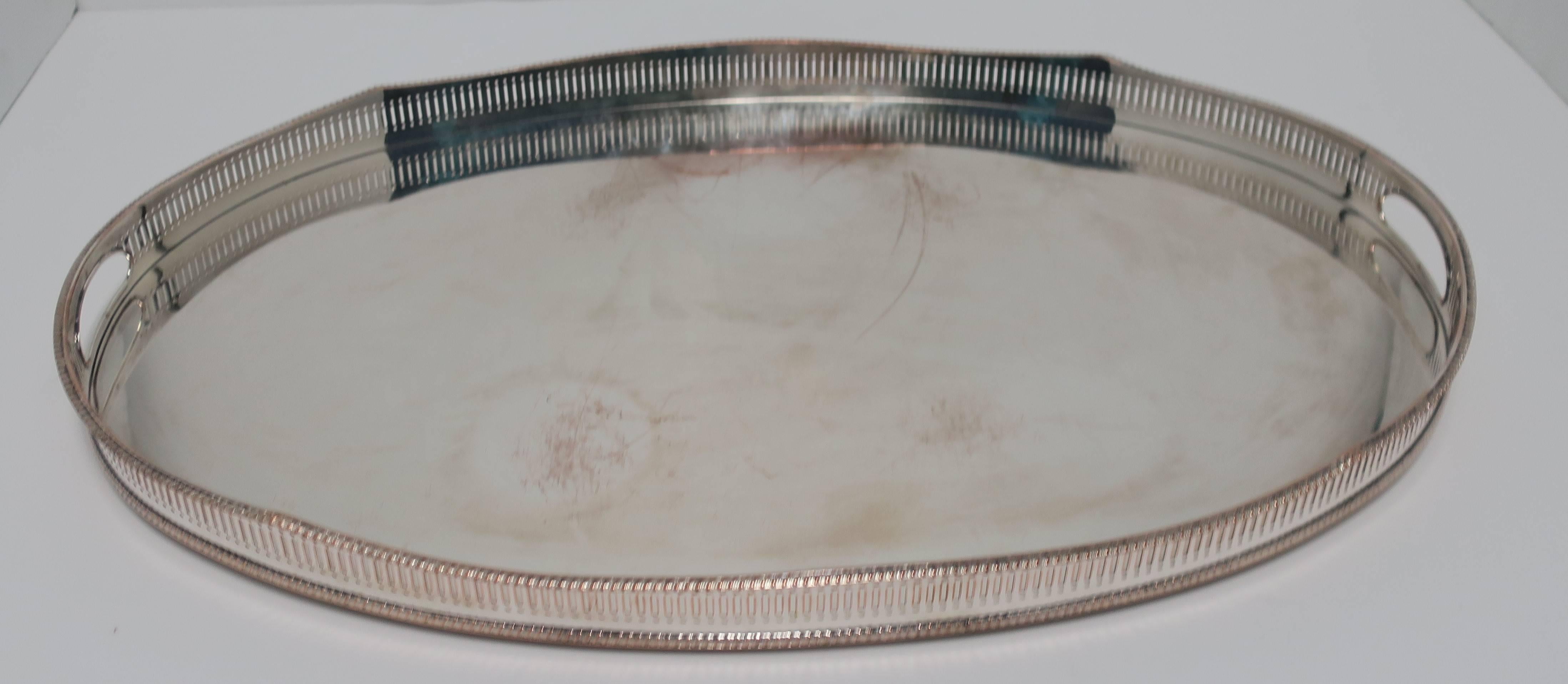 English Silver Oval Serving Tray In Good Condition In New York, NY