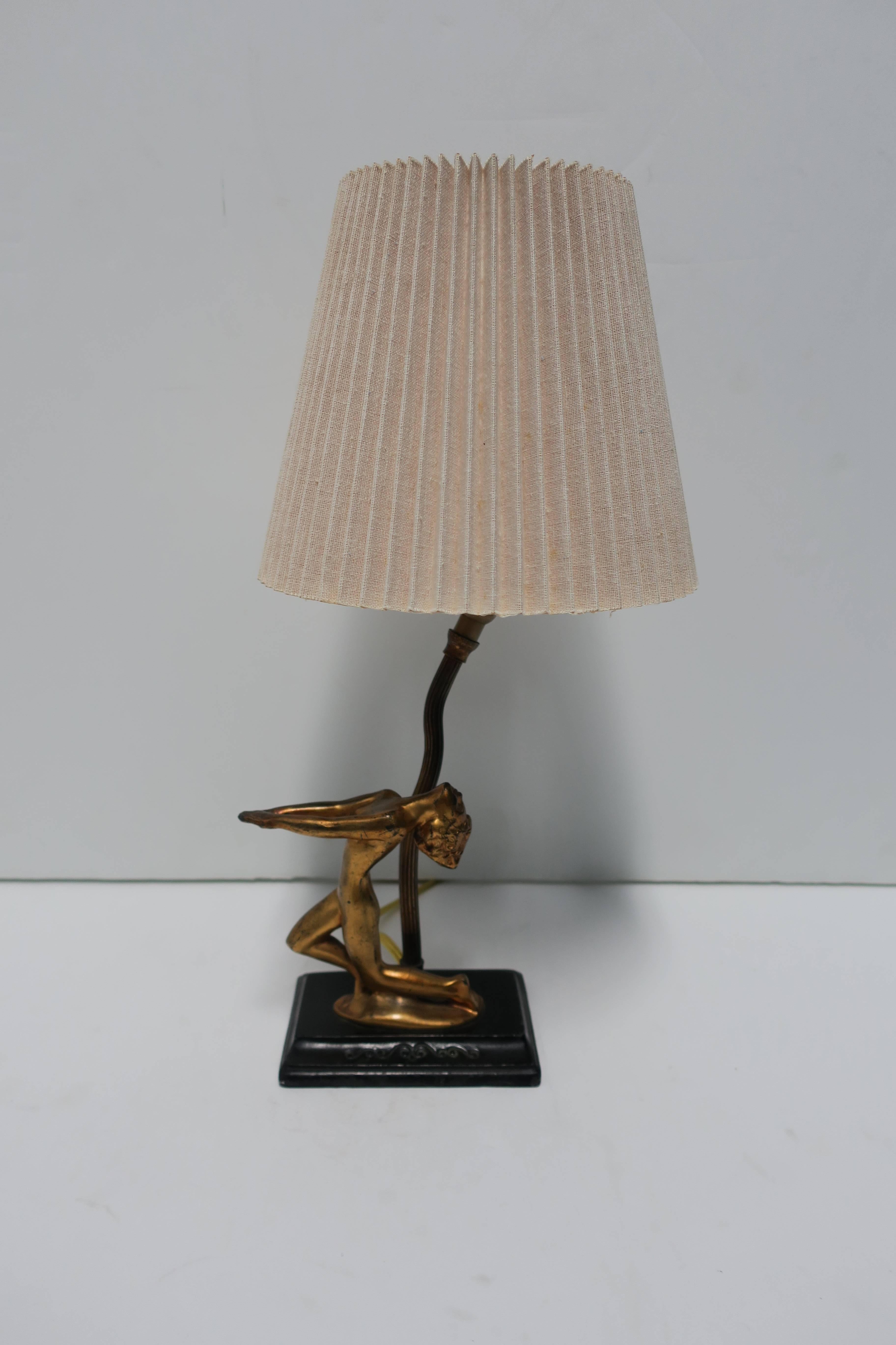 Schreibtisch- oder Tischlampe nach Frankart, schwarz-goldene weibliche Skulptur, Art déco (Vergoldet)