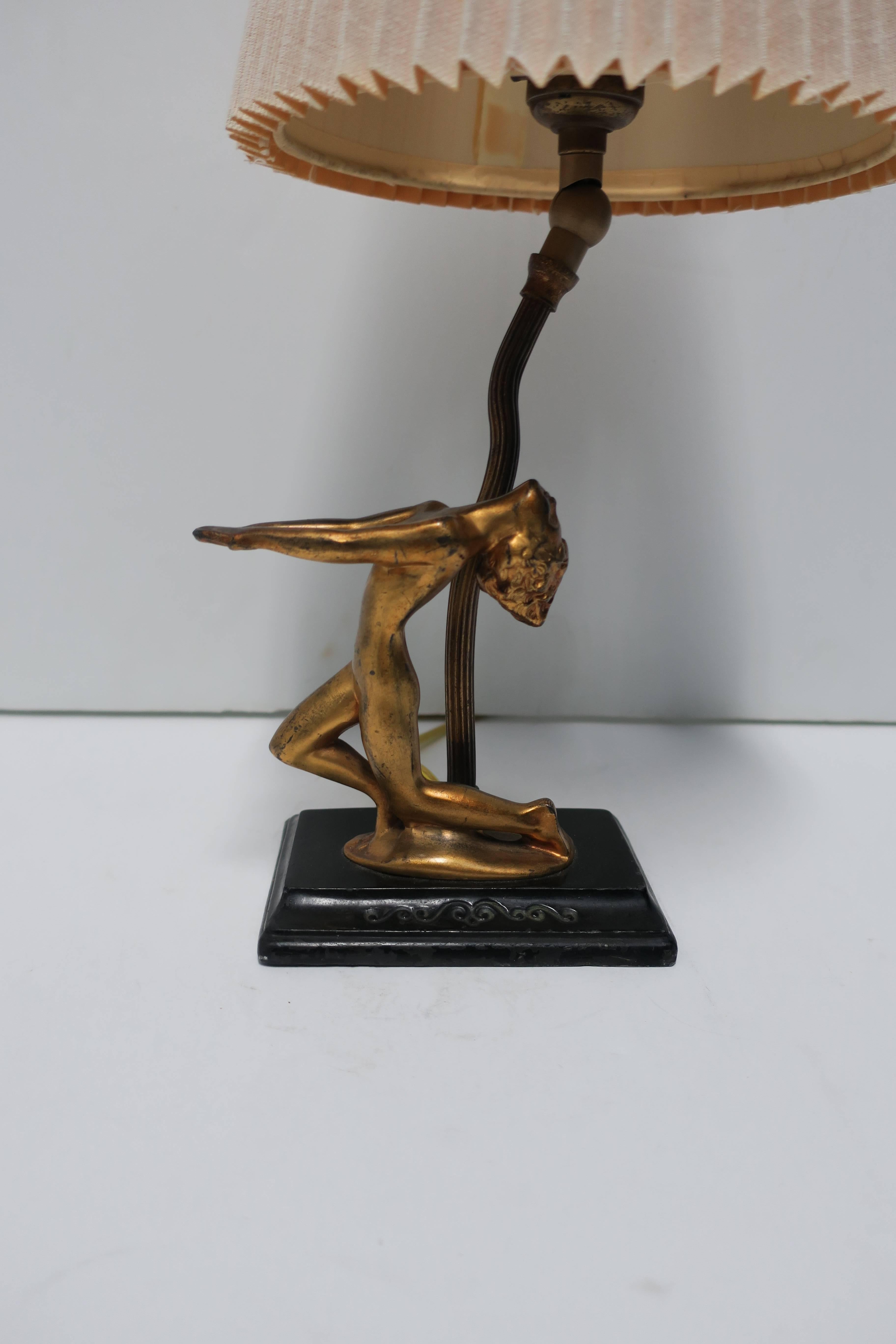 Schreibtisch- oder Tischlampe nach Frankart, schwarz-goldene weibliche Skulptur, Art déco (Mitte des 20. Jahrhunderts)