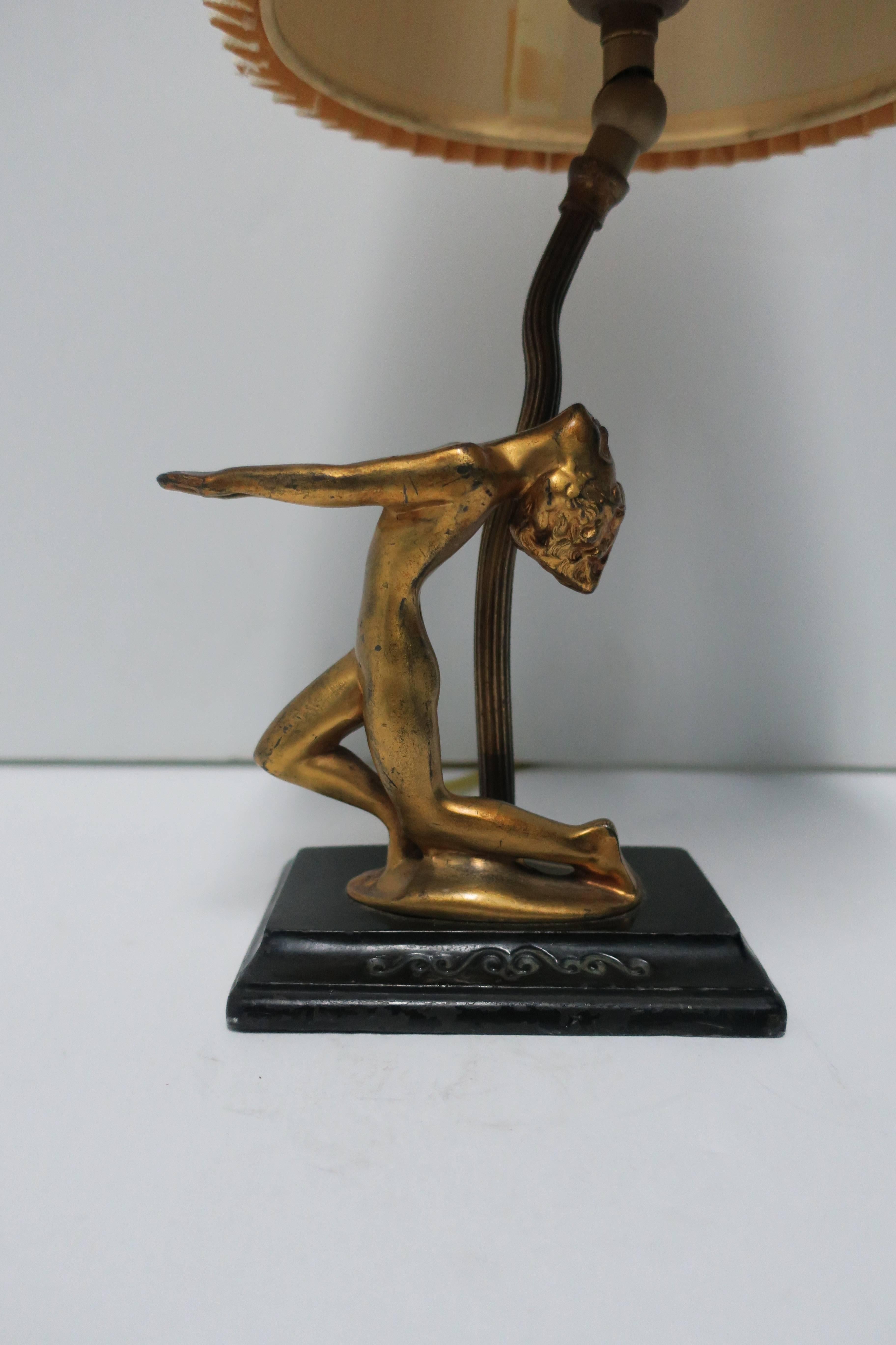 Schreibtisch- oder Tischlampe nach Frankart, schwarz-goldene weibliche Skulptur, Art déco im Zustand „Gut“ in New York, NY