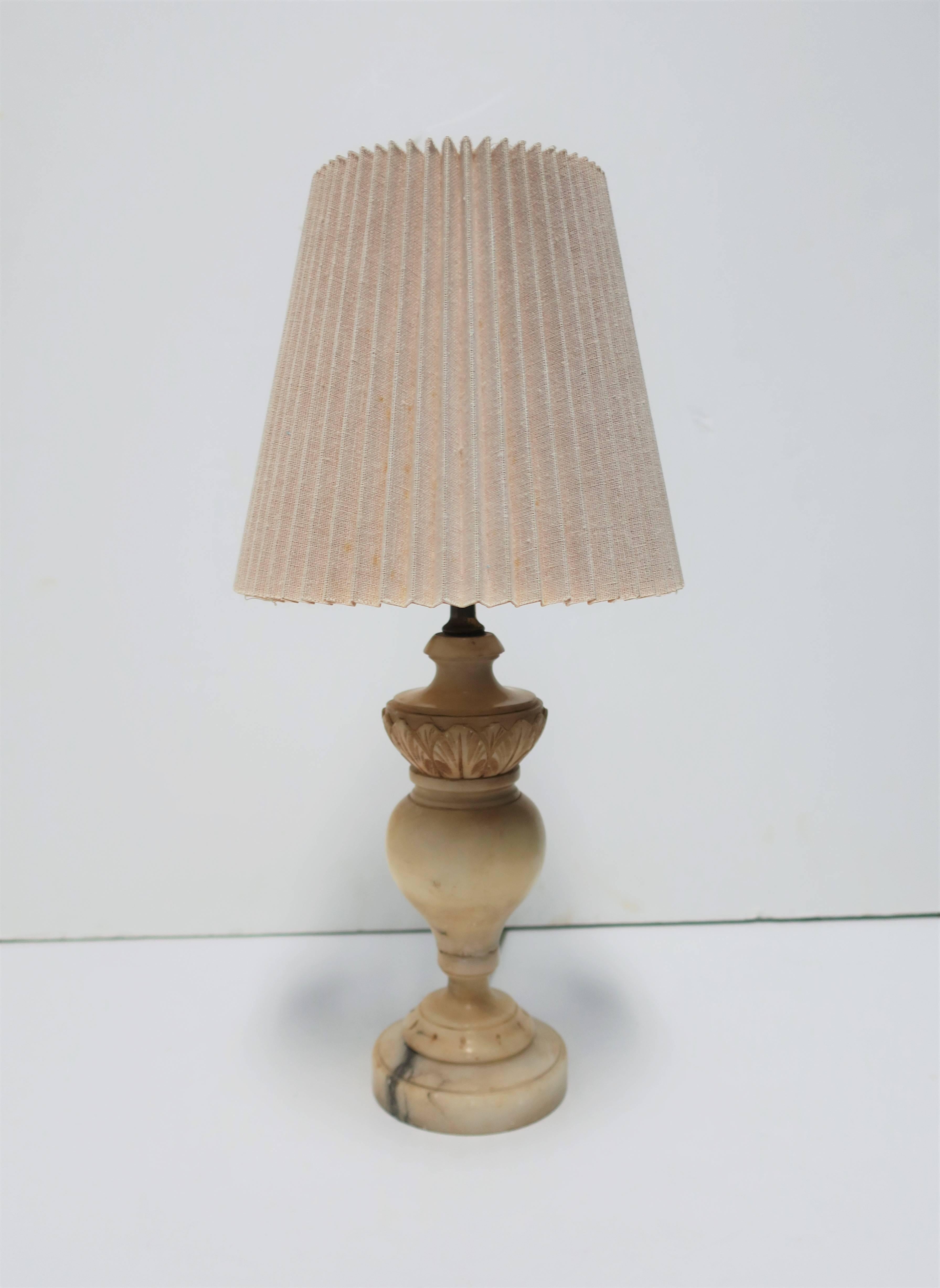 A small beautiful Italian alabaster marble desk or table lamp. Lamp has carved detail around top and base as show in images, circa early 20th century, Italy.

Measurements
4 in. diameter base x 12.5 in. H to top of socket
or 
4 in. diameter base x