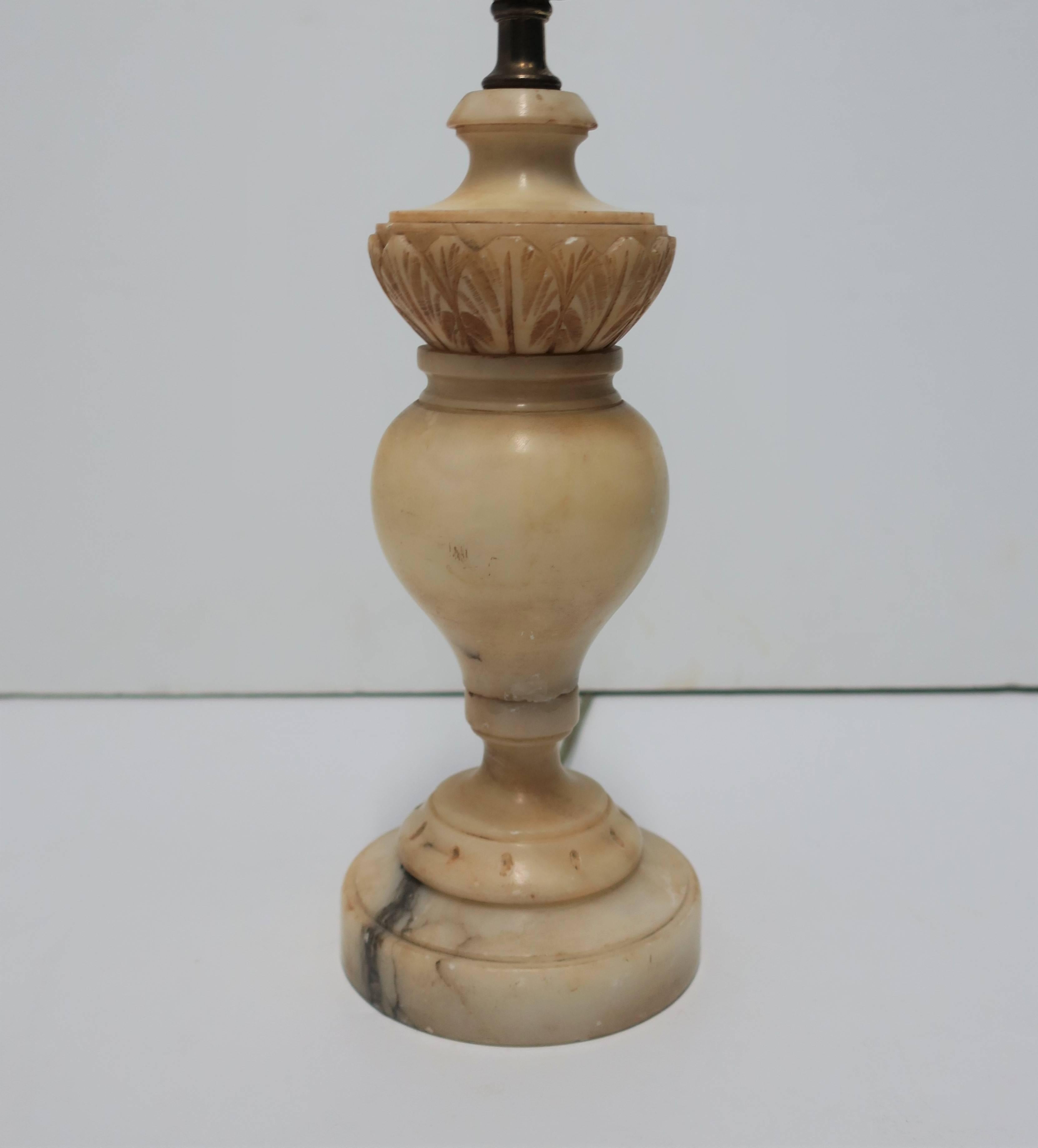 Small Italian Alabaster Marble Table or Desk Lamp, Italy, 1940s In Good Condition In New York, NY