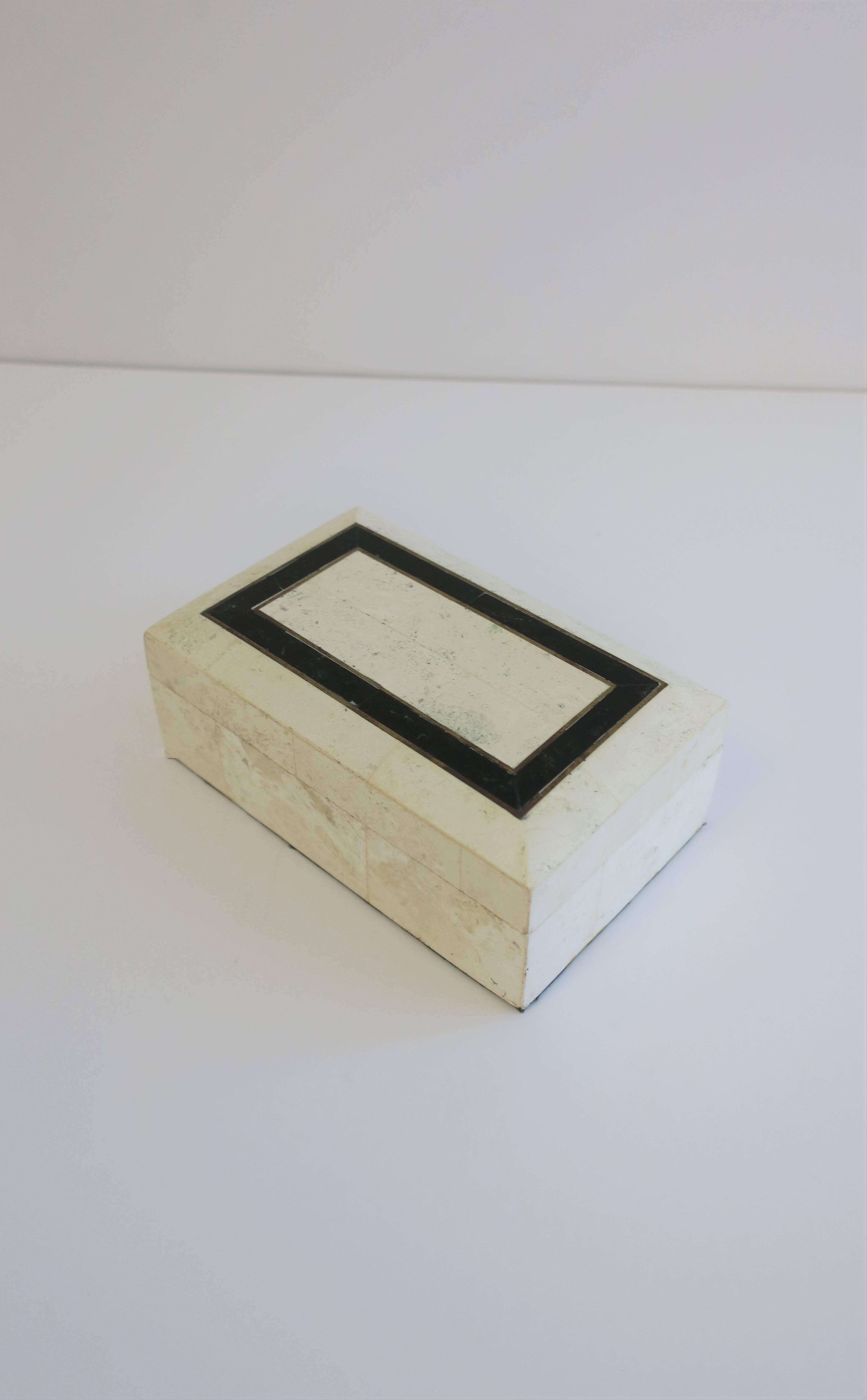Black and White Travertine Marble Box In Good Condition In New York, NY